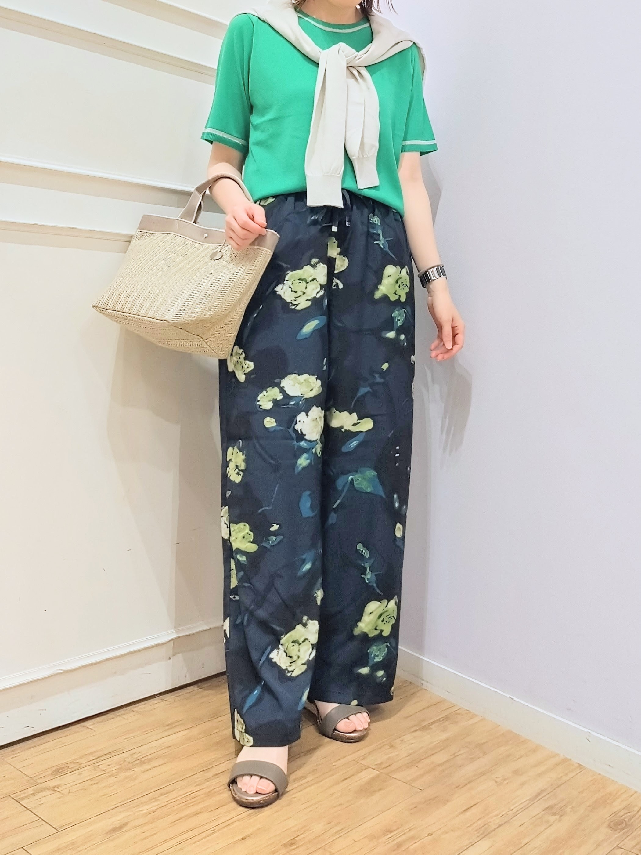 miomioさんの「SHOO･LA･RUE｜【S-LL/洗濯機可】はくだけ華やか 水彩フラワープリントイージーワイドパンツ」を使ったコーディネート