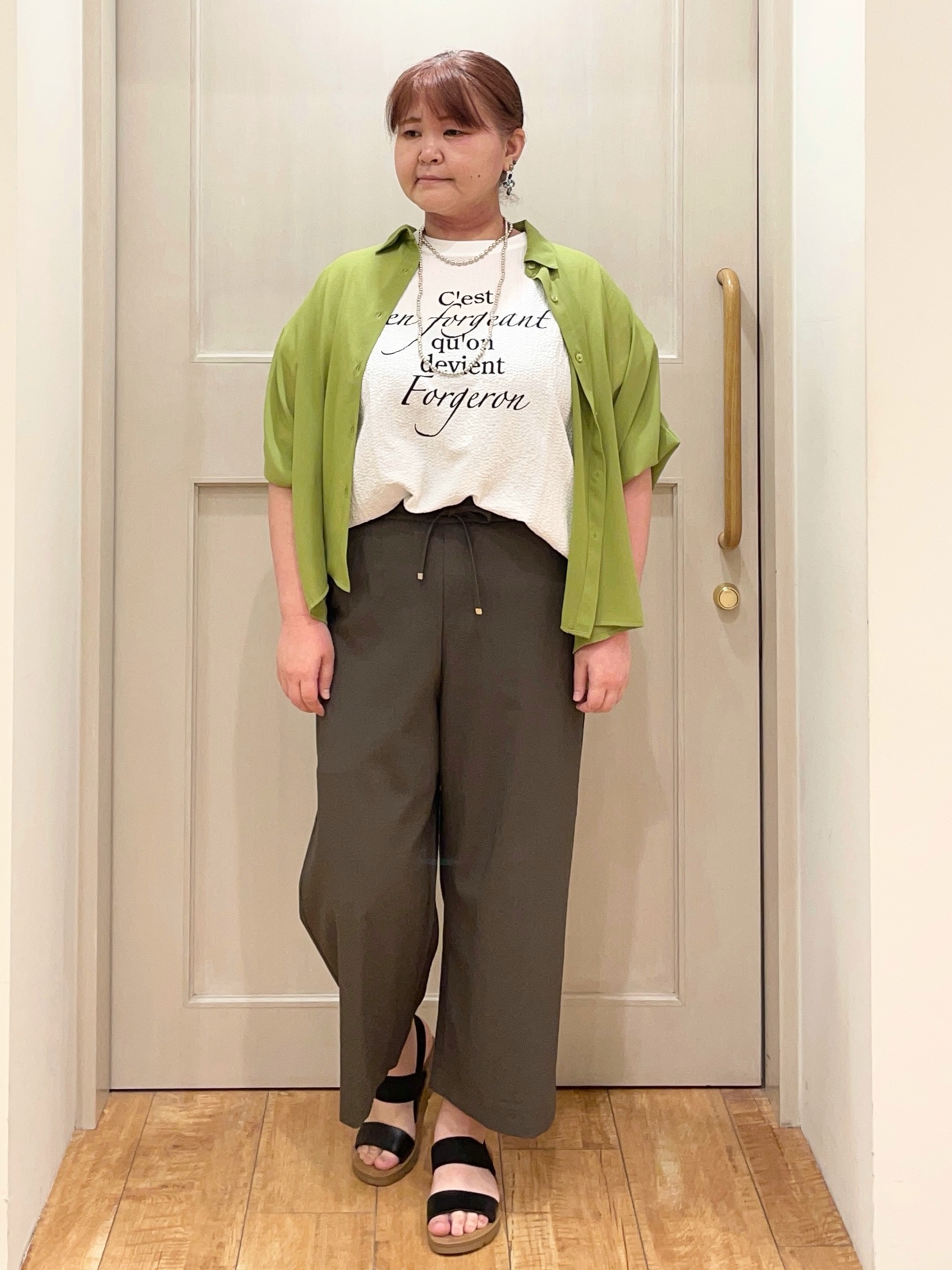 はまちゃんさんの「SHOO･LA･RUE｜【洗濯機可/体型カバー】羽織るだけで雰囲気変わる 柄アソート ポンチョ風シアーシャツ」を使ったコーディネート