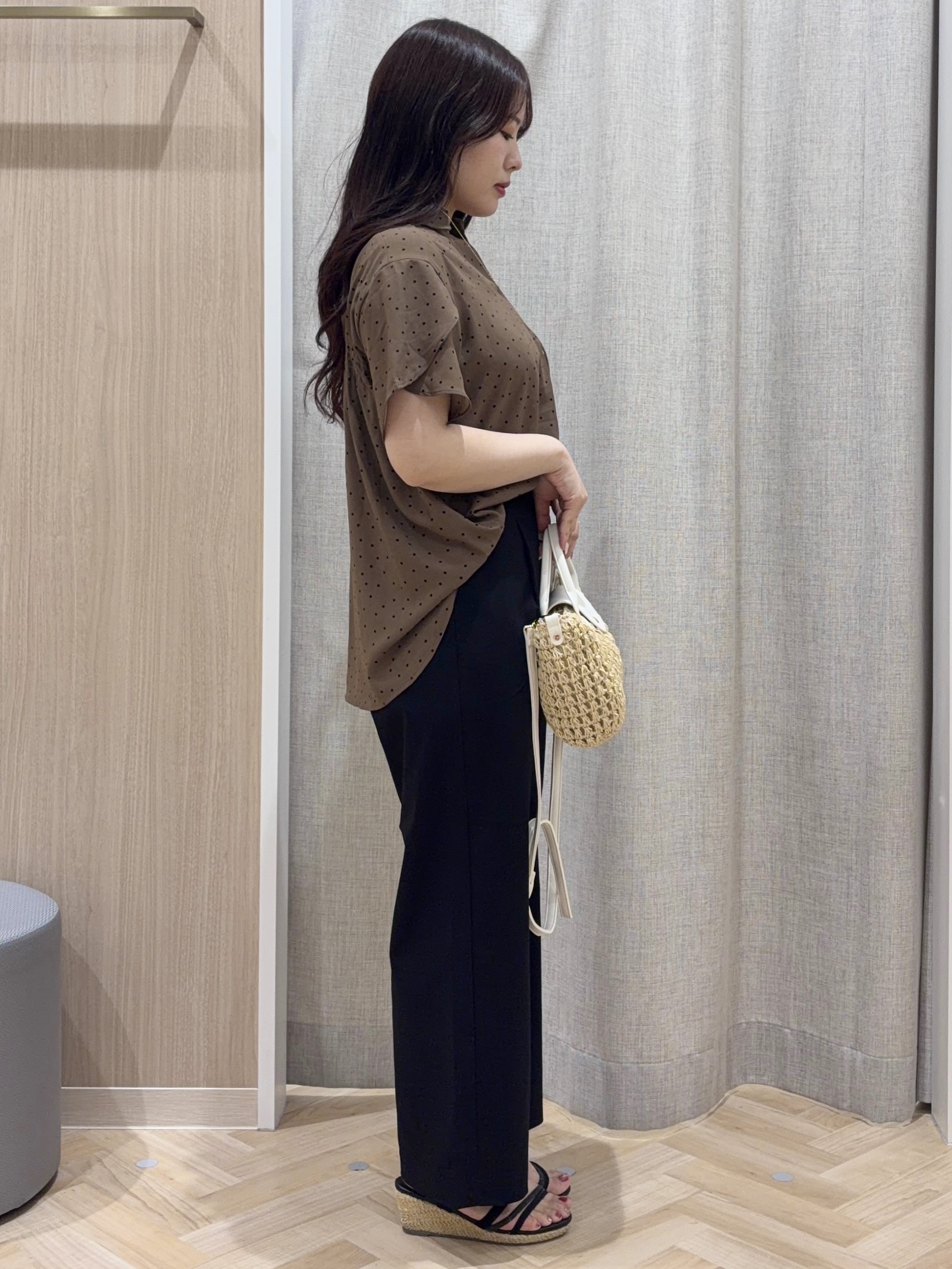 minamiさんの「grove｜【洗濯機◎】さらっと着映える、バックデザインブラウス」を使ったコーディネート