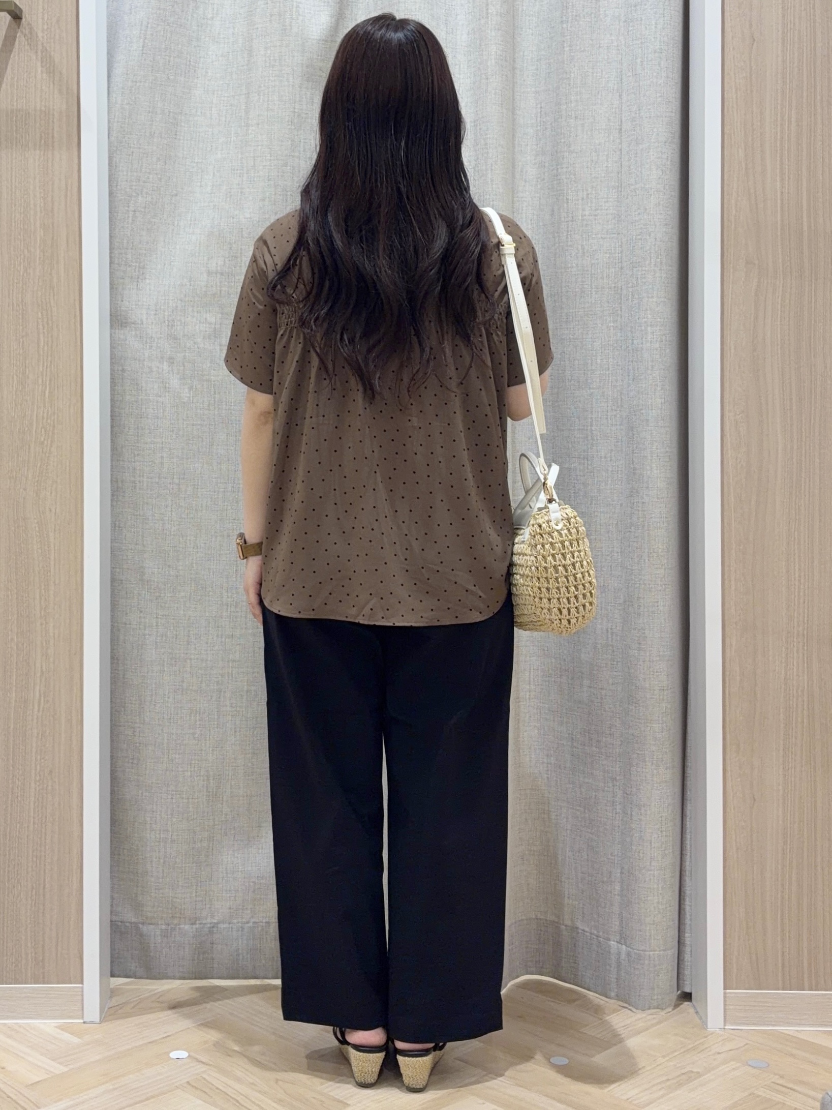 minamiさんの「grove｜【洗濯機◎】さらっと着映える、バックデザインブラウス」を使ったコーディネート