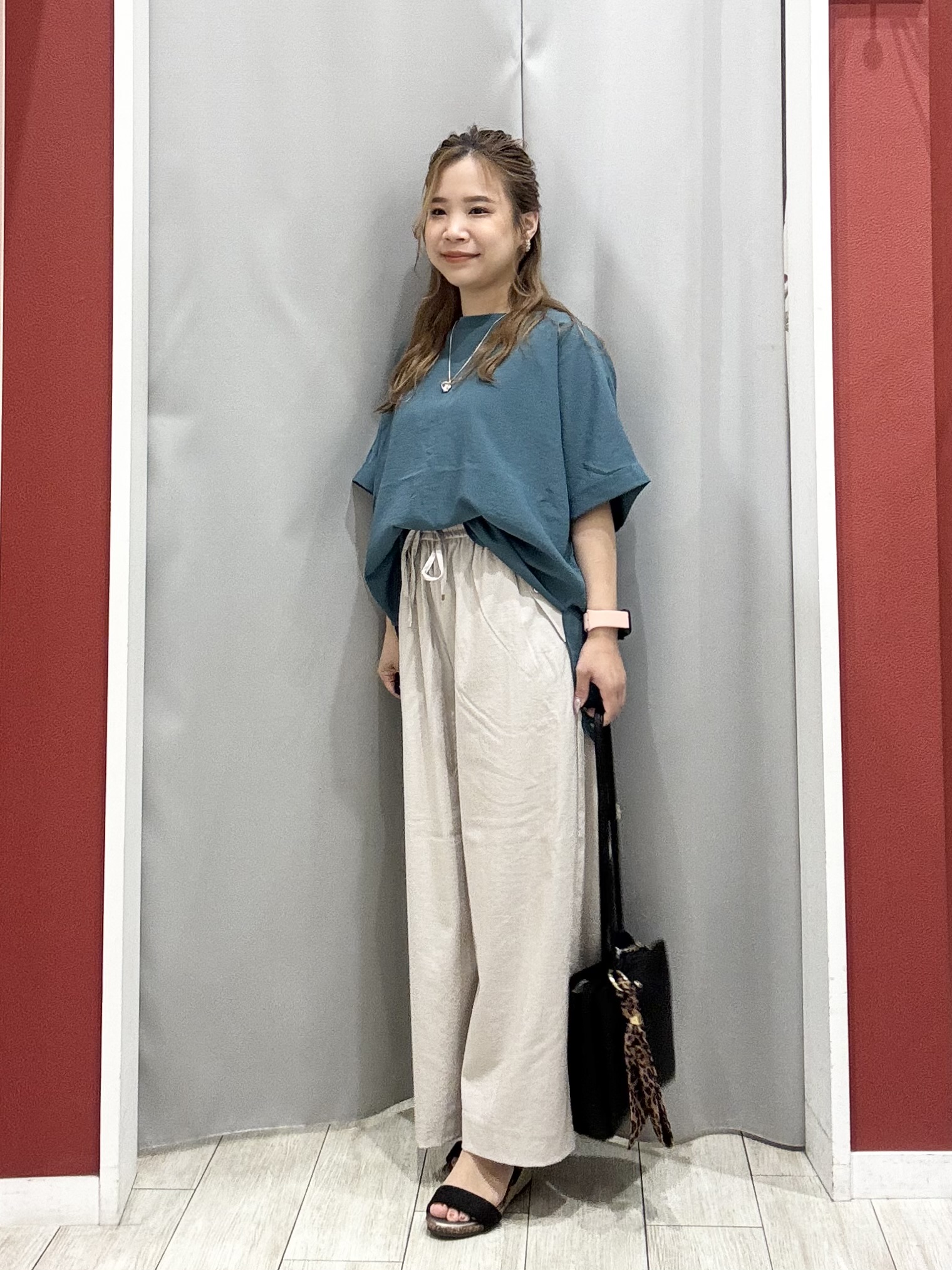 shioさんの「SHOO･LA･RUE｜【着丈選べる/体型カバー】洗濯後しわになりにくい さらっと快適ドルマントップス」を使ったコーディネート