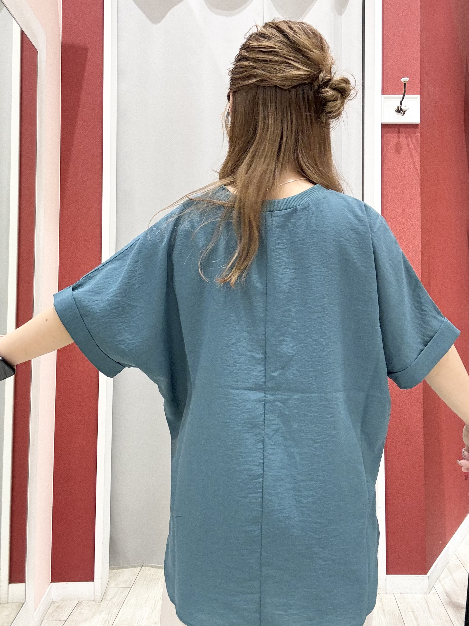 shioさんの「SHOO･LA･RUE｜【着丈選べる/体型カバー】洗濯後しわになりにくい さらっと快適ドルマントップス」を使ったコーディネート