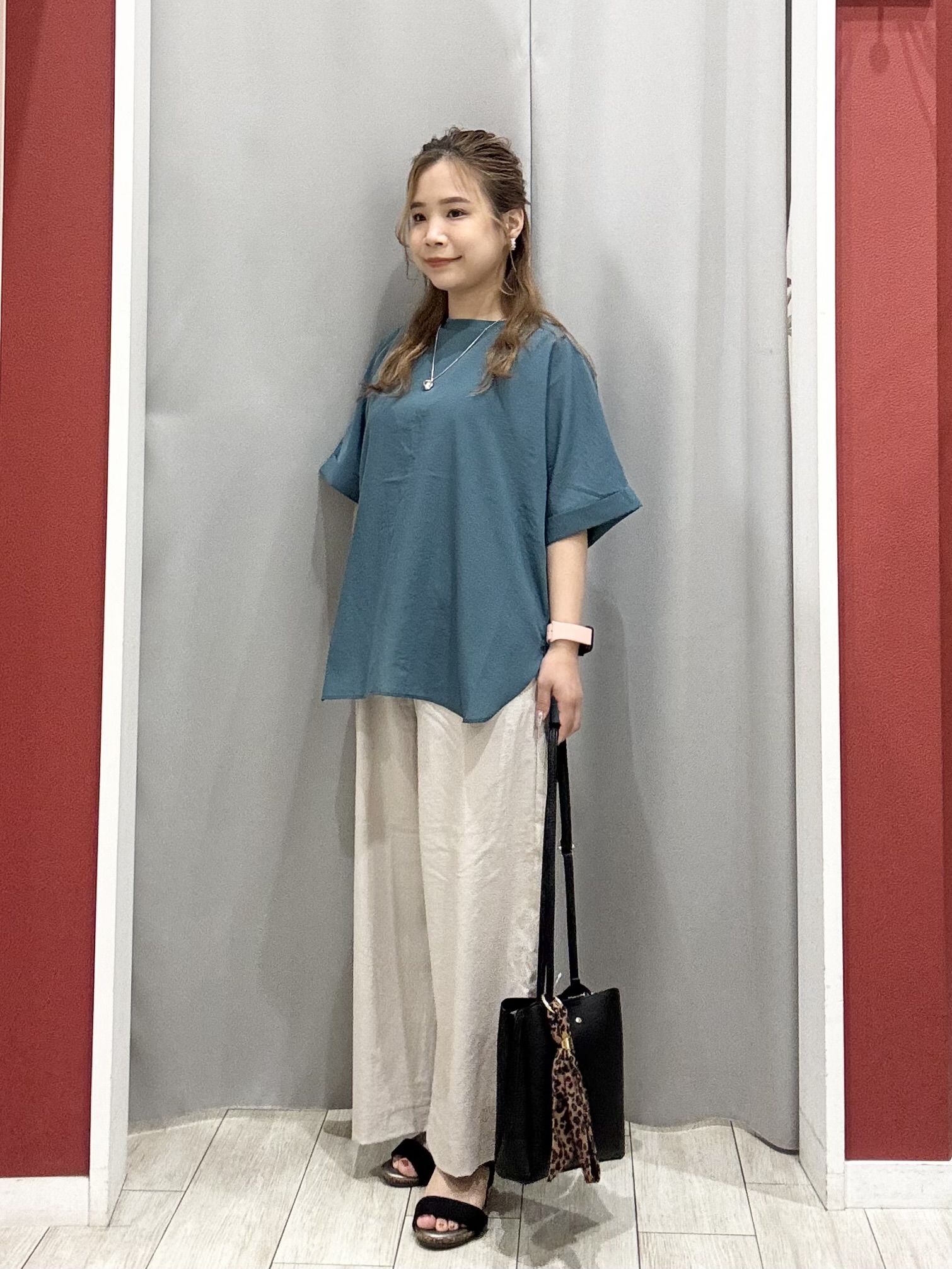 shioさんの「SHOO･LA･RUE｜【着丈選べる/体型カバー】洗濯後しわになりにくい さらっと快適ドルマントップス」を使ったコーディネート