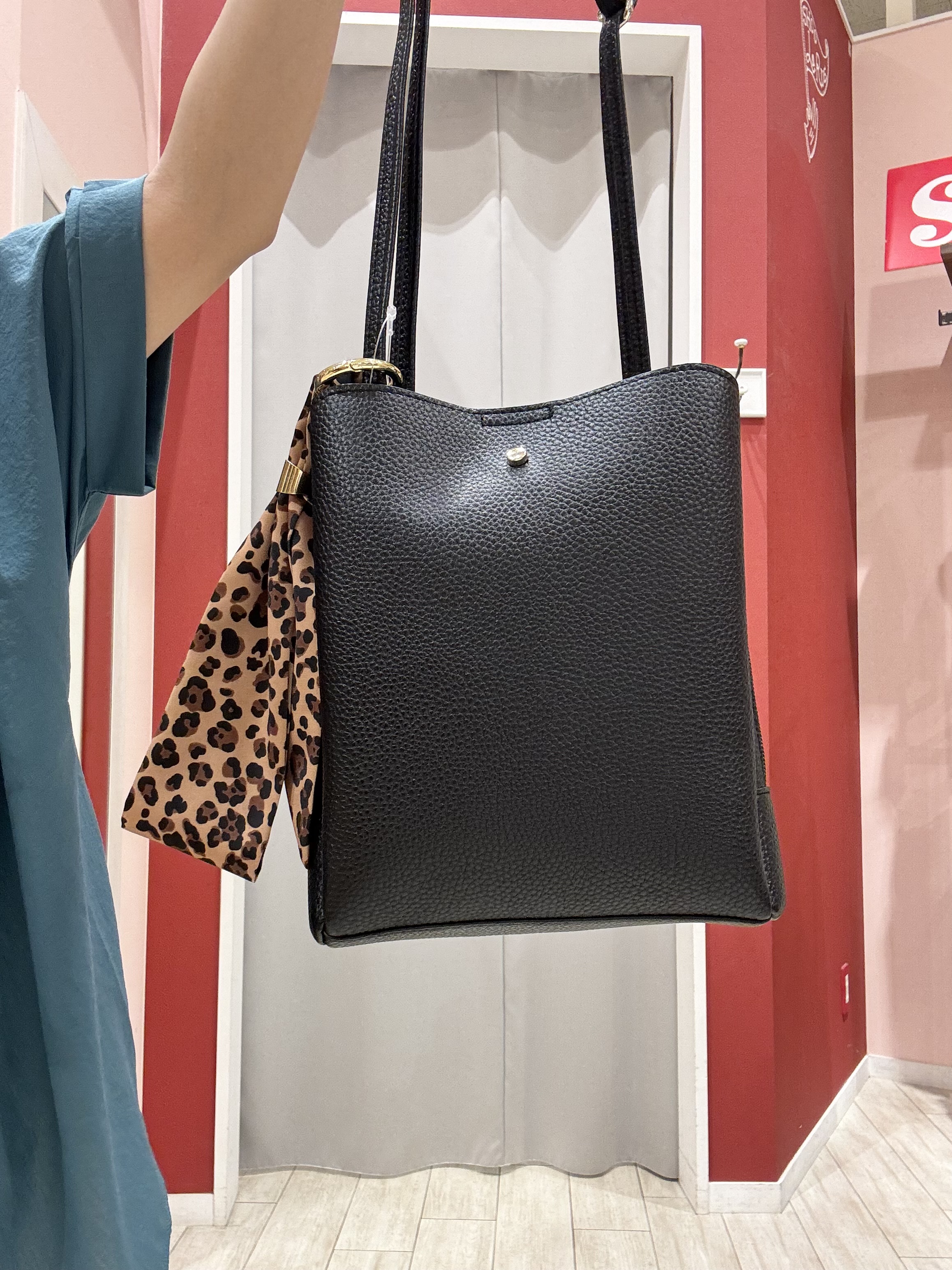 shioさんの「SHOO･LA･RUE｜【着丈選べる/体型カバー】洗濯後しわになりにくい さらっと快適ドルマントップス」を使ったコーディネート