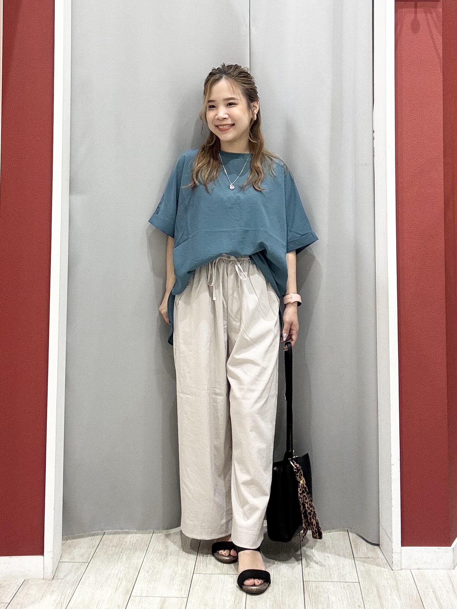 shioさんの「SHOO･LA･RUE｜【着丈選べる/体型カバー】洗濯後しわになりにくい さらっと快適ドルマントップス」を使ったコーディネート