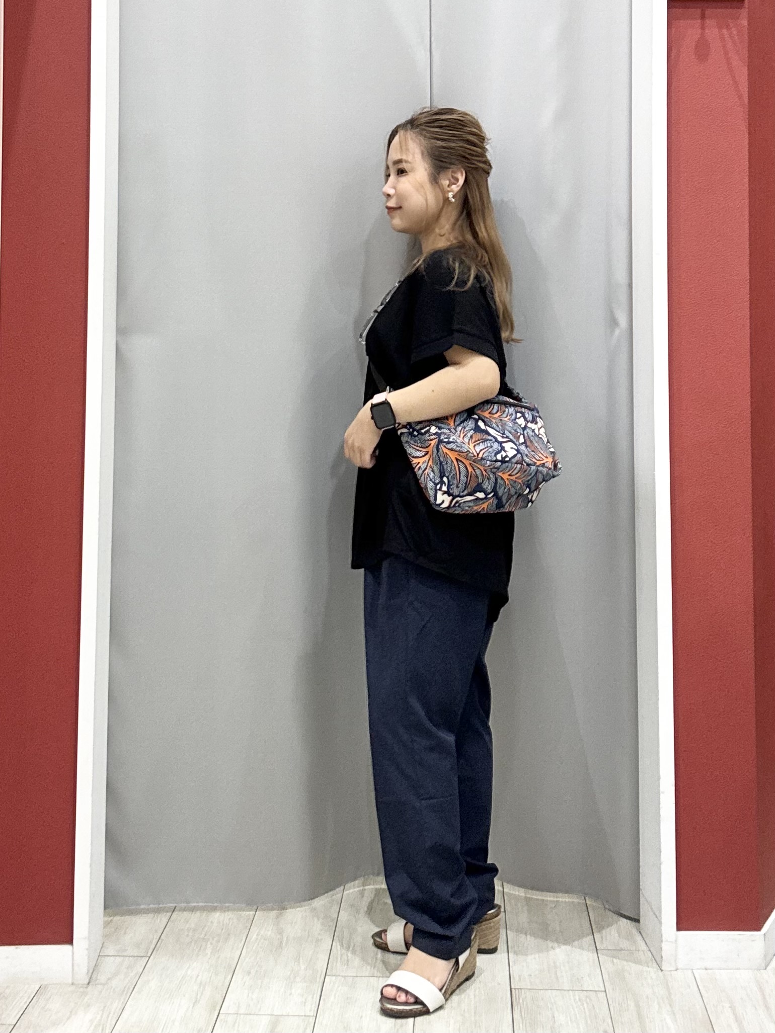 shioさんの「SHOO･LA･RUE｜【汗じみ防止/S-LL/体型カバー/洗濯機可】汗じみが気になりにくい 大人の刺繍ロゴTシャツ」を使ったコーディネート