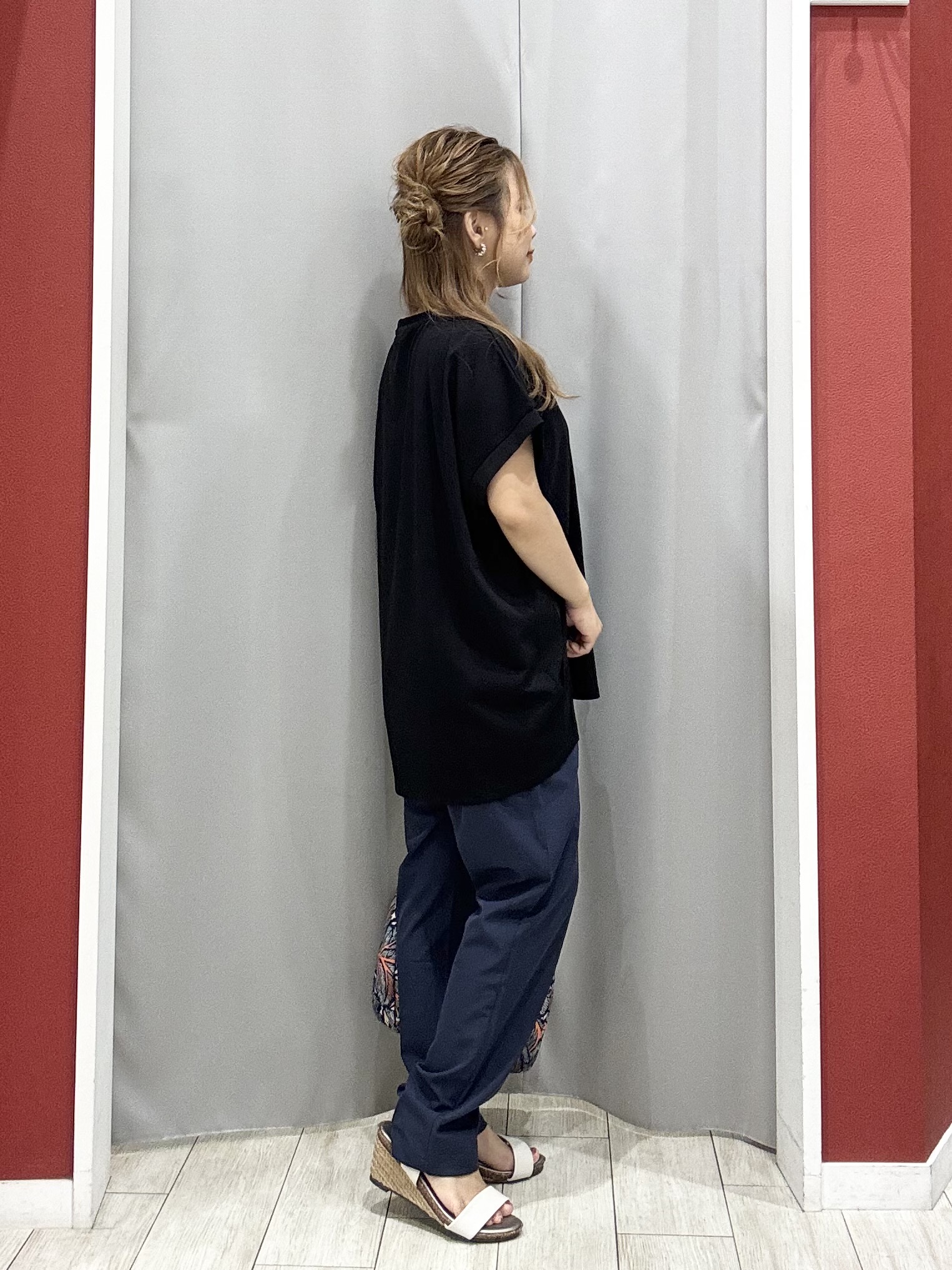 shioさんの「SHOO･LA･RUE｜【汗じみ防止/S-LL/体型カバー/洗濯機可】汗じみが気になりにくい 大人の刺繍ロゴTシャツ」を使ったコーディネート