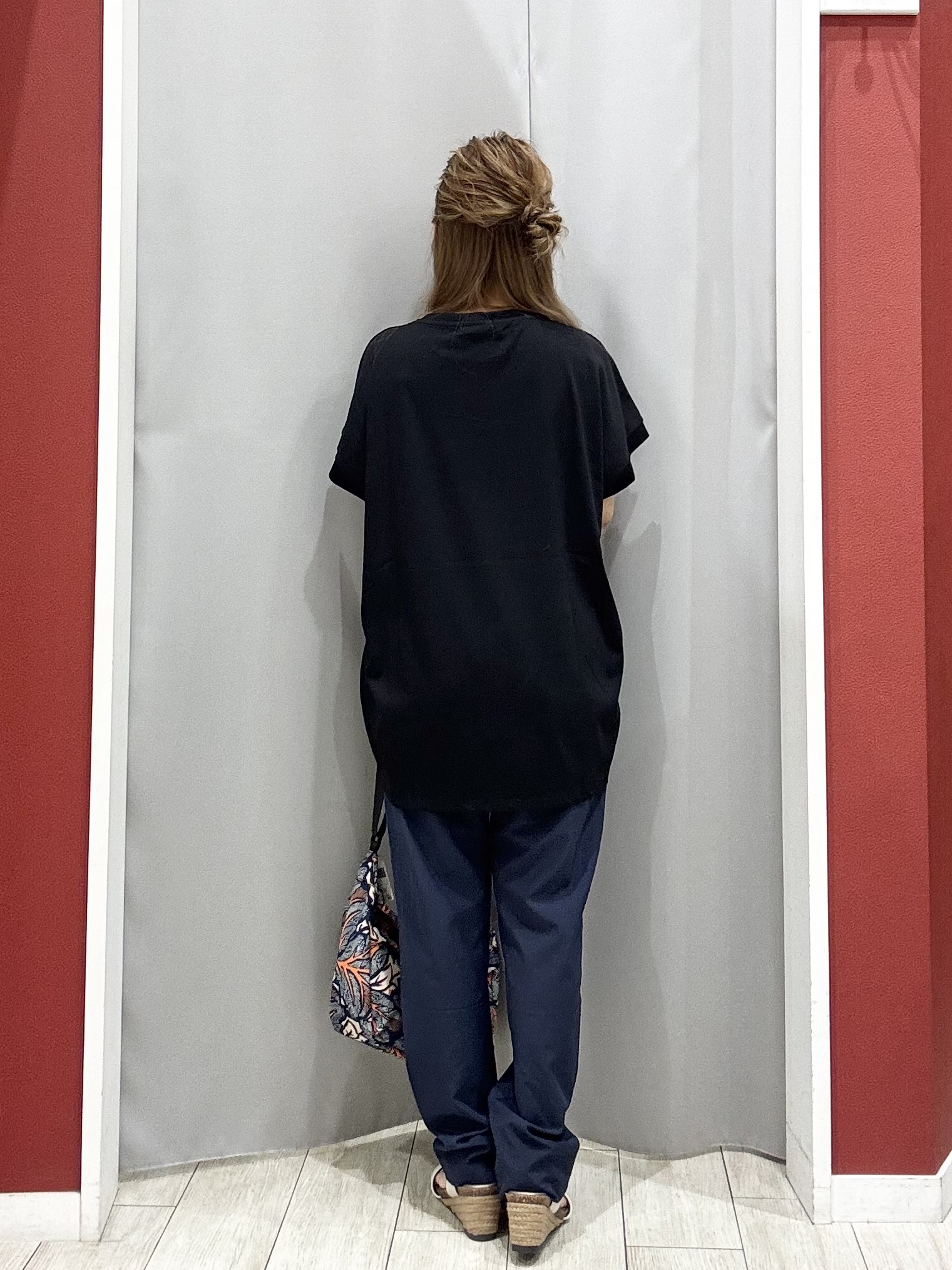 shioさんの「SHOO･LA･RUE｜【汗じみ防止/S-LL/体型カバー/洗濯機可】汗じみが気になりにくい 大人の刺繍ロゴTシャツ」を使ったコーディネート