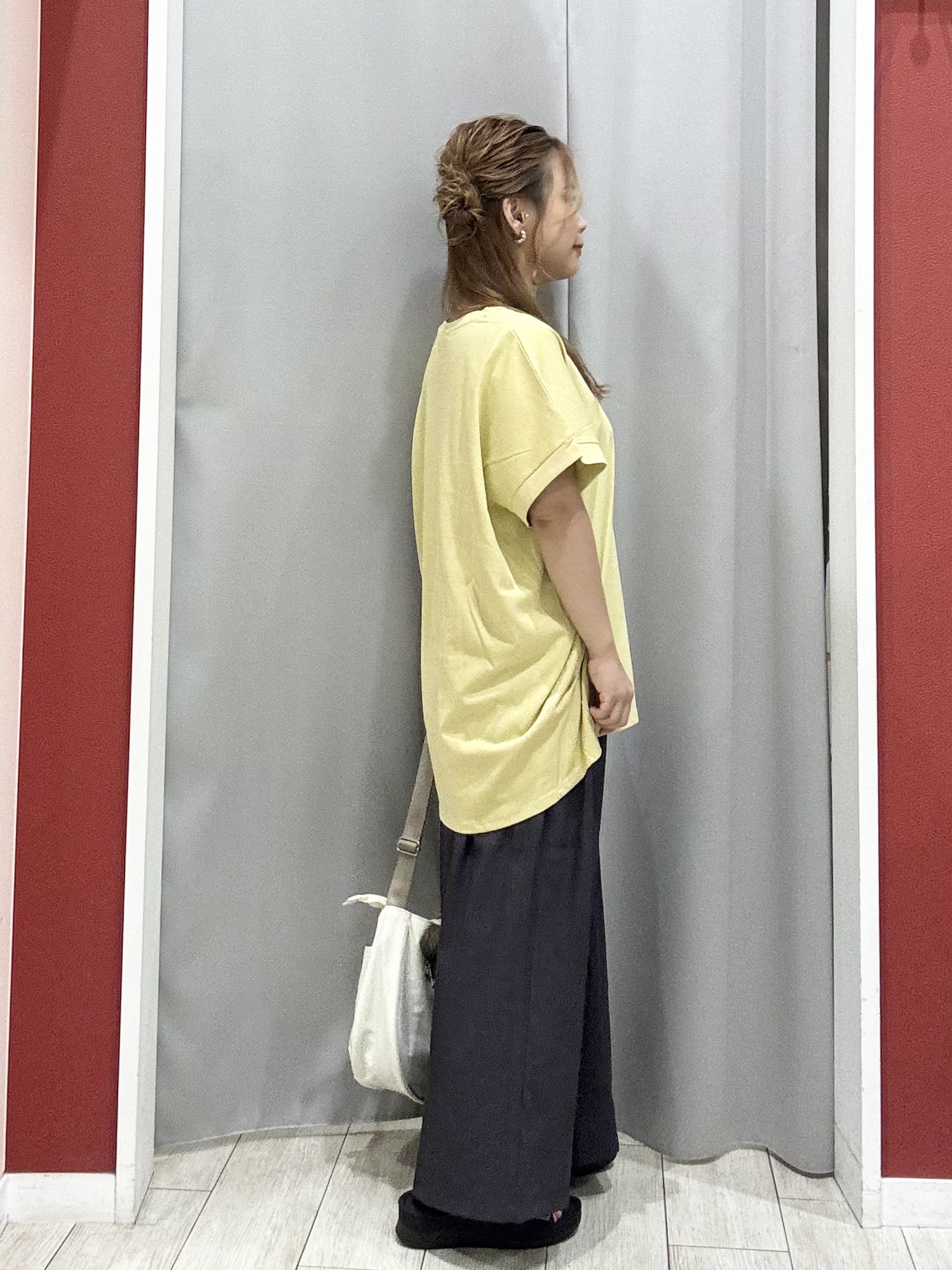 shioさんの「SHOO･LA･RUE｜【汗じみ防止/S-LL/体型カバー/洗濯機可】汗じみが気になりにくい 大人の刺繍ロゴTシャツ」を使ったコーディネート