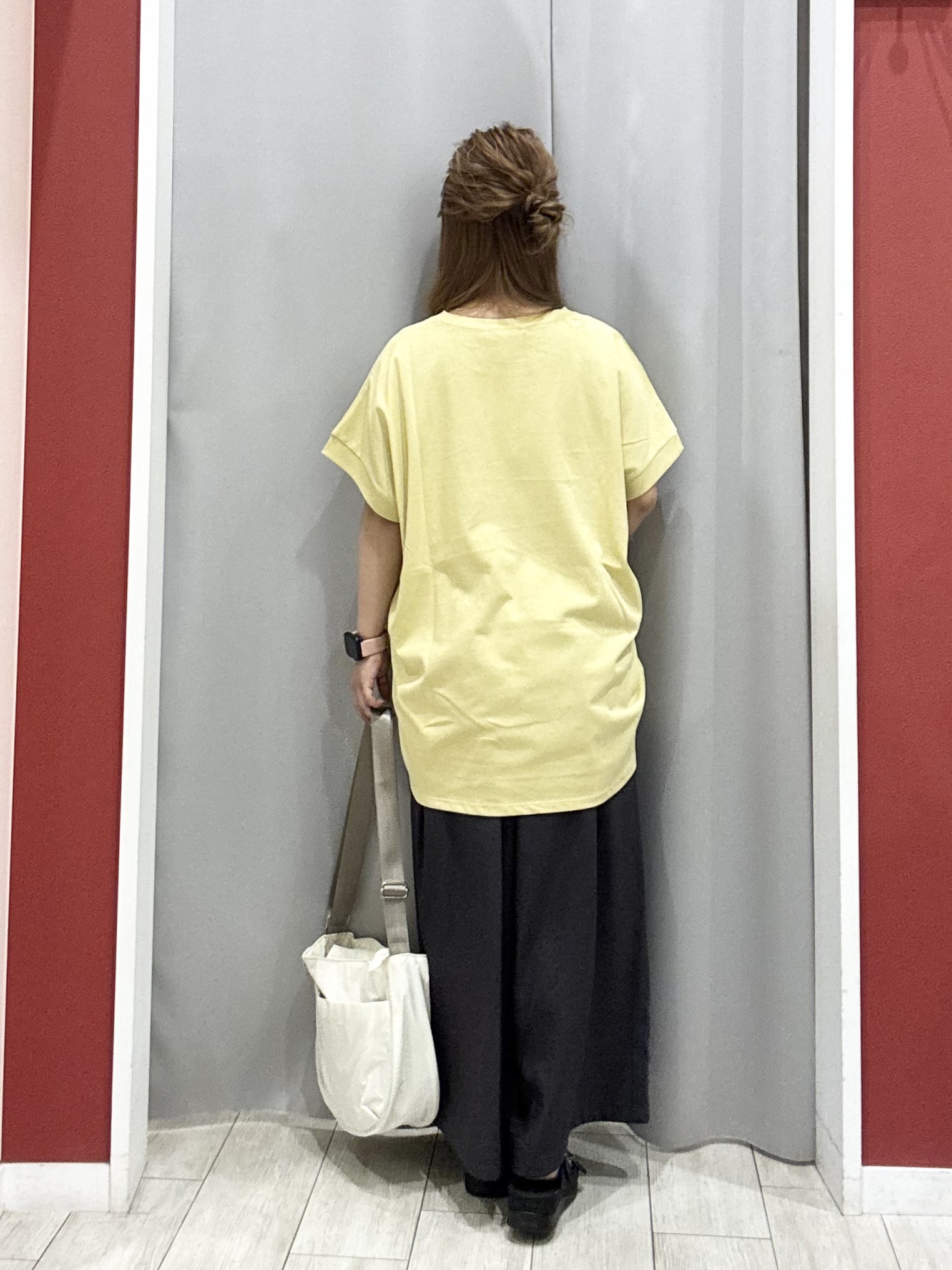 shioさんの「SHOO･LA･RUE｜【汗じみ防止/S-LL/体型カバー/洗濯機可】汗じみが気になりにくい 大人の刺繍ロゴTシャツ」を使ったコーディネート