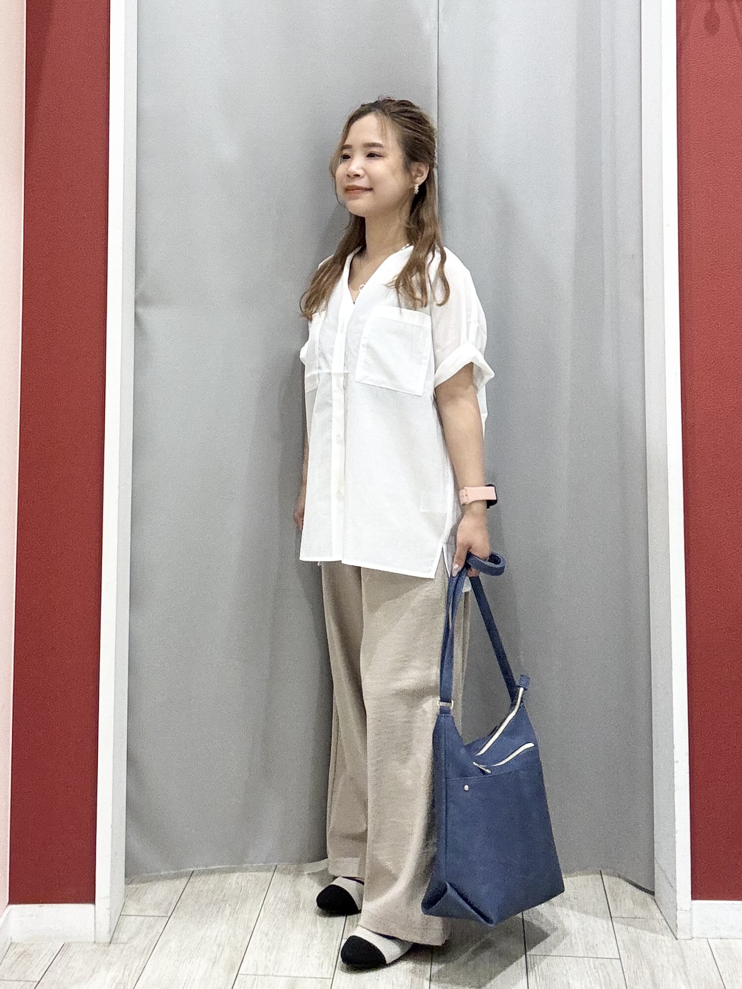 shioさんの「SHOO･LA･RUE｜【通気性〇/UV/S-LL】風が通り抜ける 半袖バンドカラーシアーシャツ」を使ったコーディネート