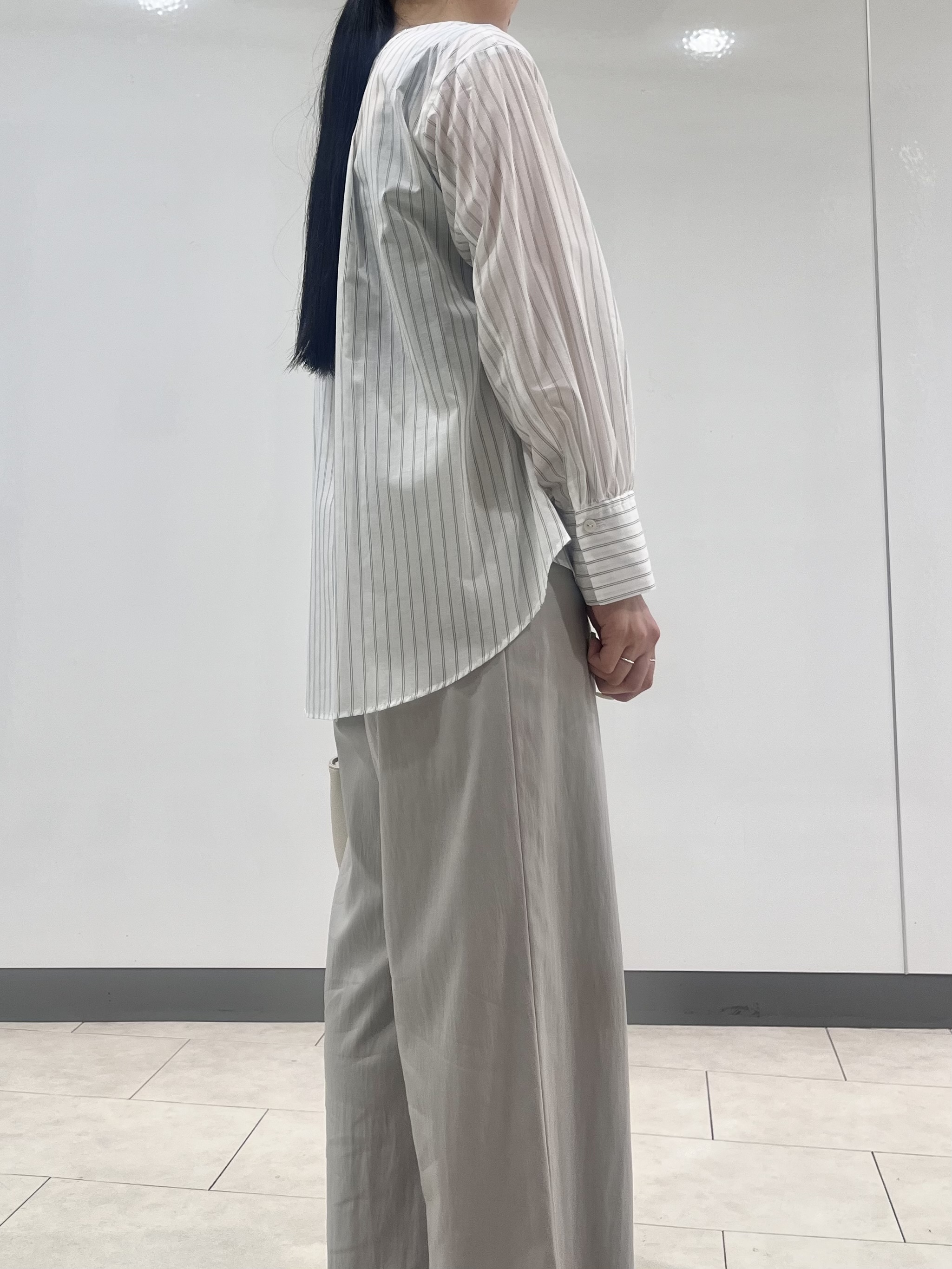 hasuさんの「INDIVI｜【洗える／軽やか】無地＆ストライプ柄 切替タックブラウス」を使ったコーディネート