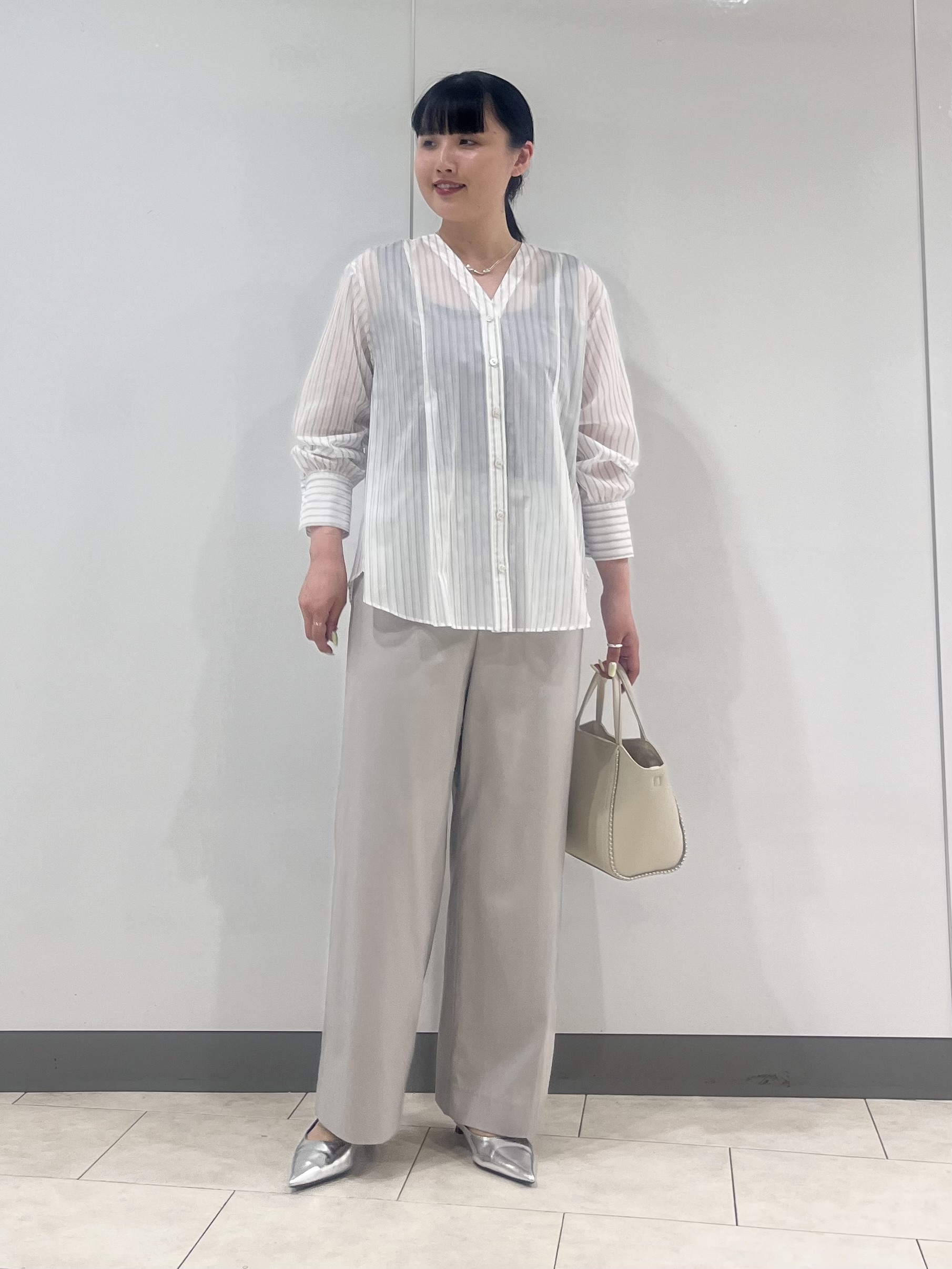 hasuさんの「INDIVI｜【洗える／軽やか】無地＆ストライプ柄 切替タックブラウス」を使ったコーディネート