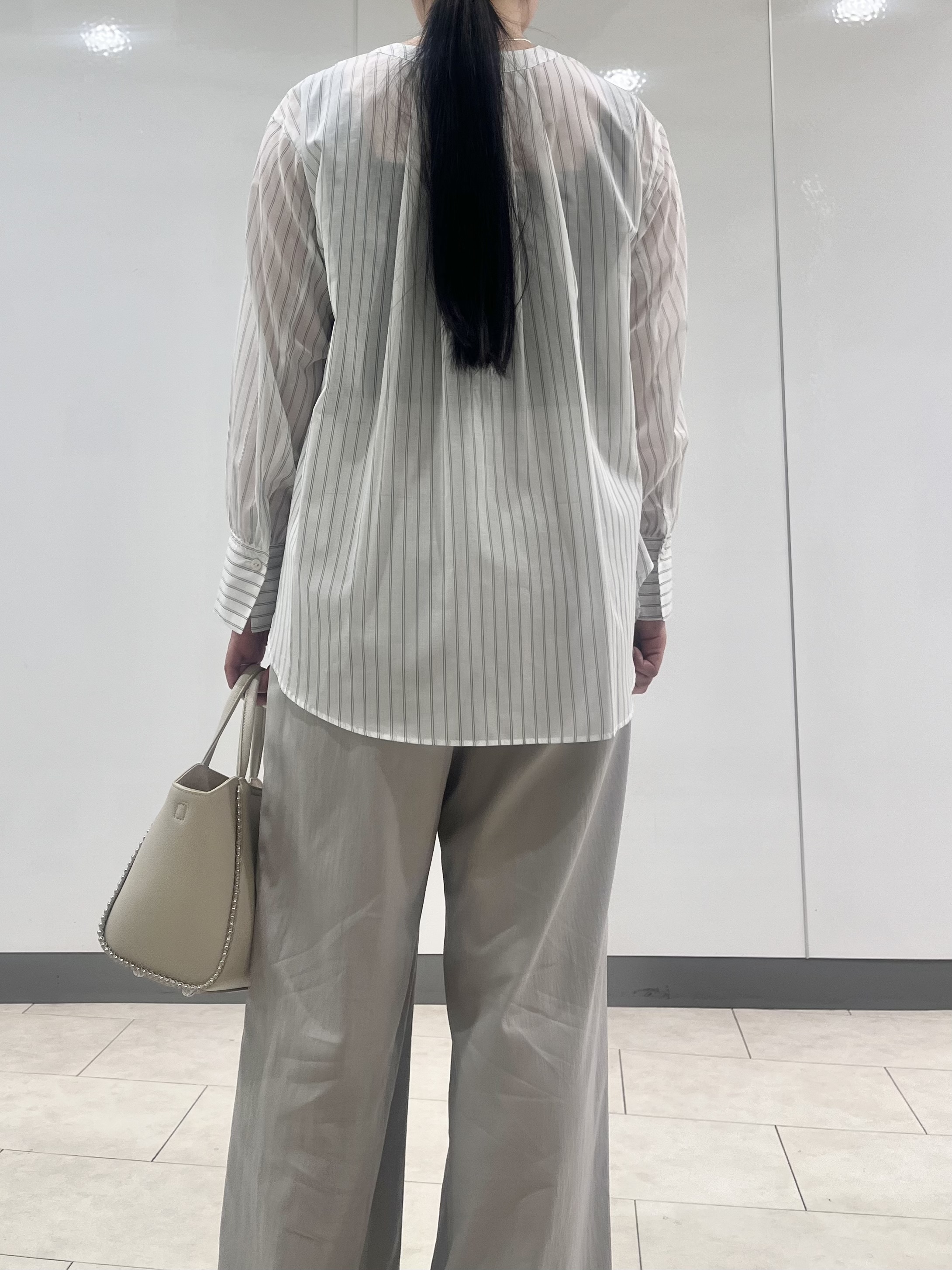 hasuさんの「INDIVI｜【洗える／軽やか】無地＆ストライプ柄 切替タックブラウス」を使ったコーディネート