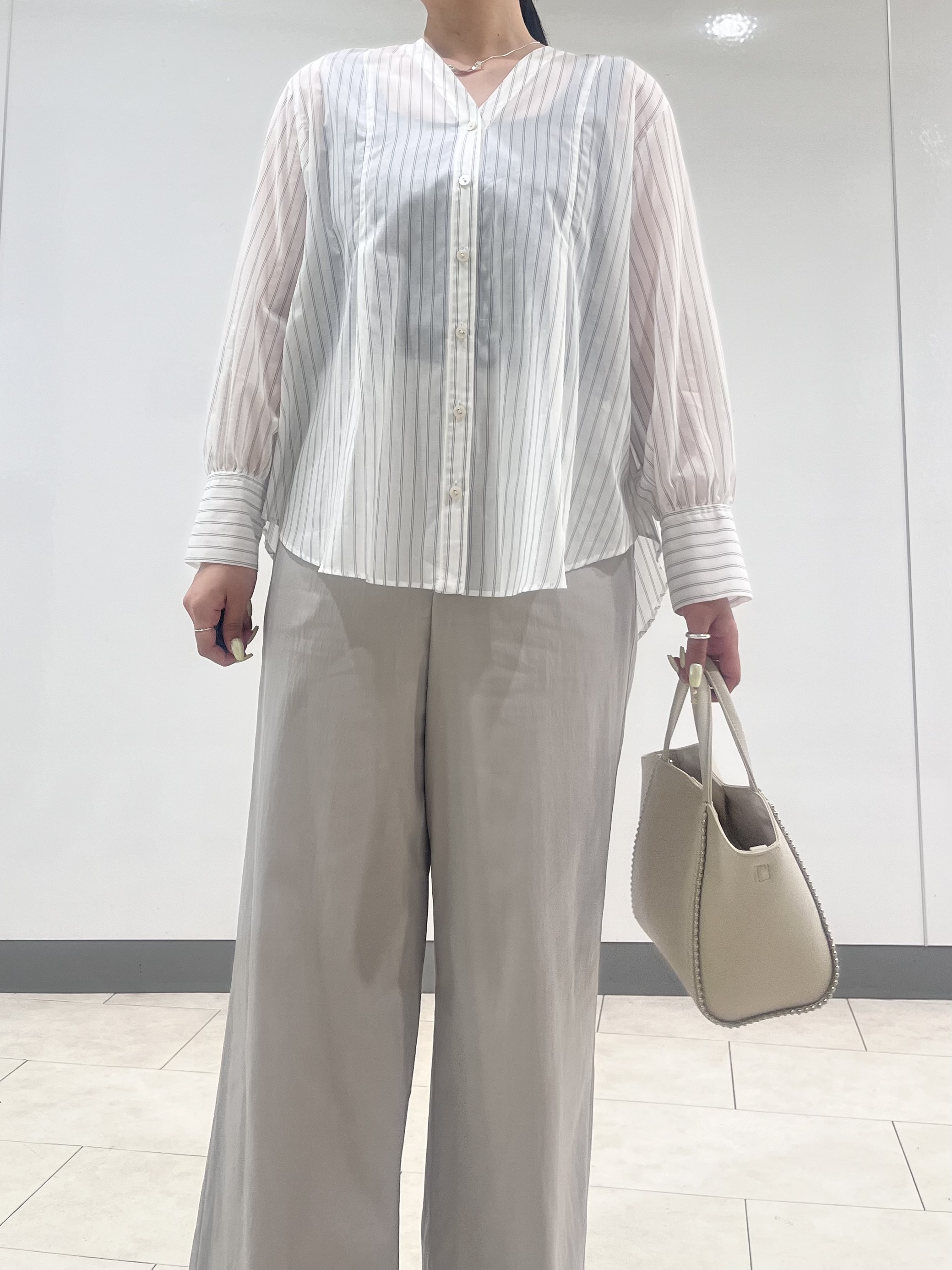 hasuさんの「INDIVI｜【洗える／軽やか】無地＆ストライプ柄 切替タックブラウス」を使ったコーディネート