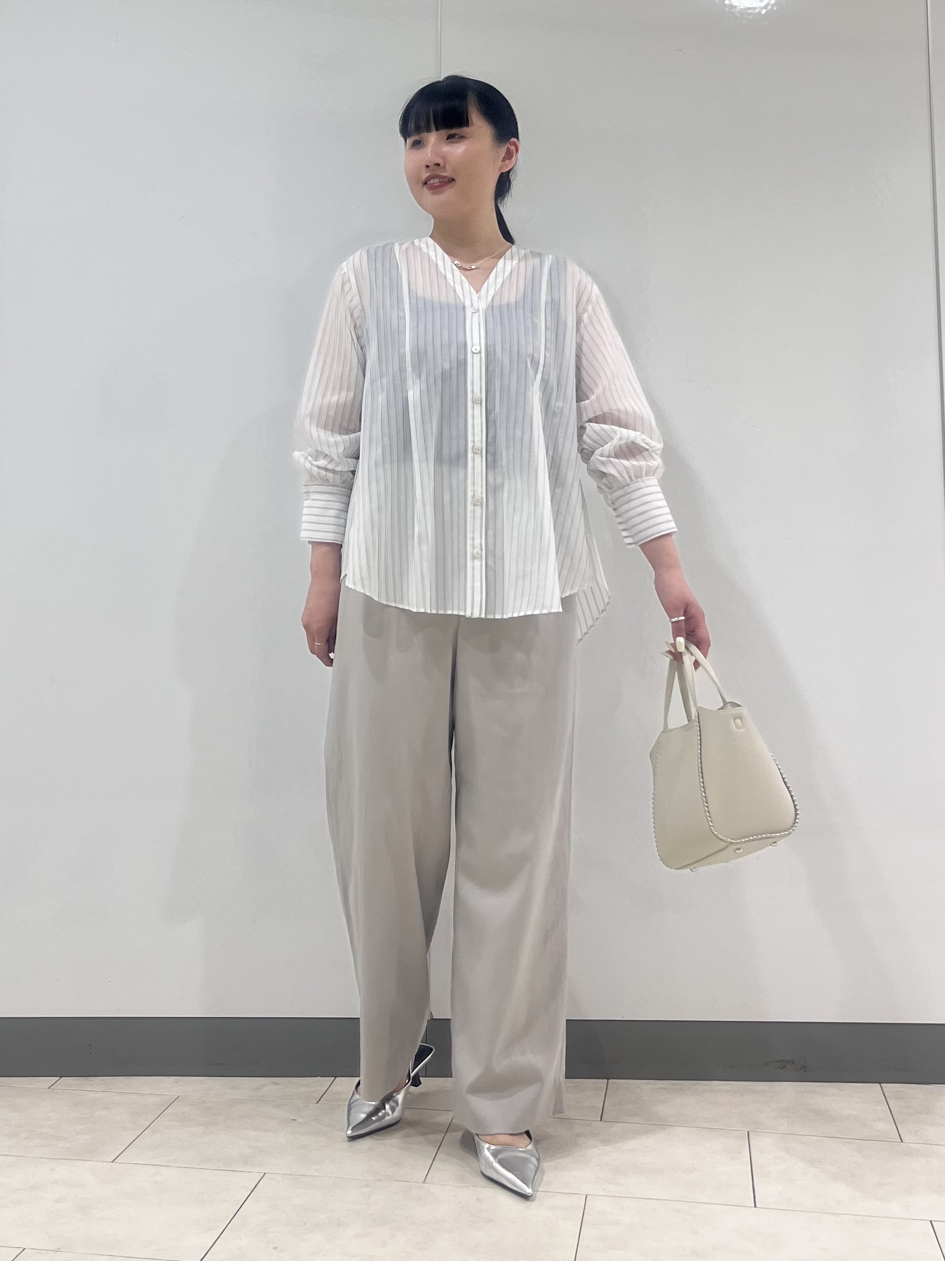 hasuさんの「INDIVI｜【洗える／軽やか】無地＆ストライプ柄 切替タックブラウス」を使ったコーディネート