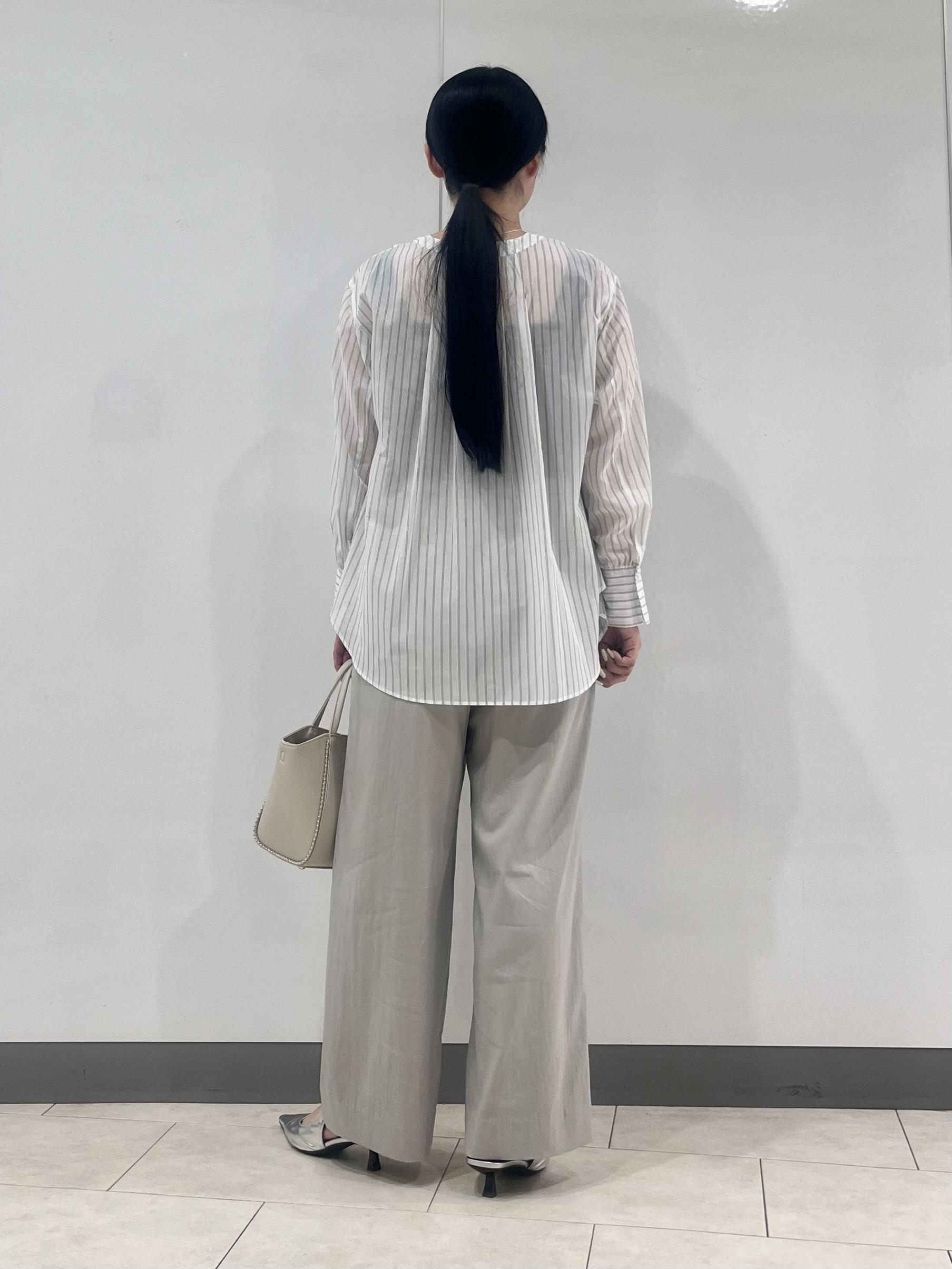 hasuさんの「INDIVI｜【洗える／軽やか】無地＆ストライプ柄 切替タックブラウス」を使ったコーディネート