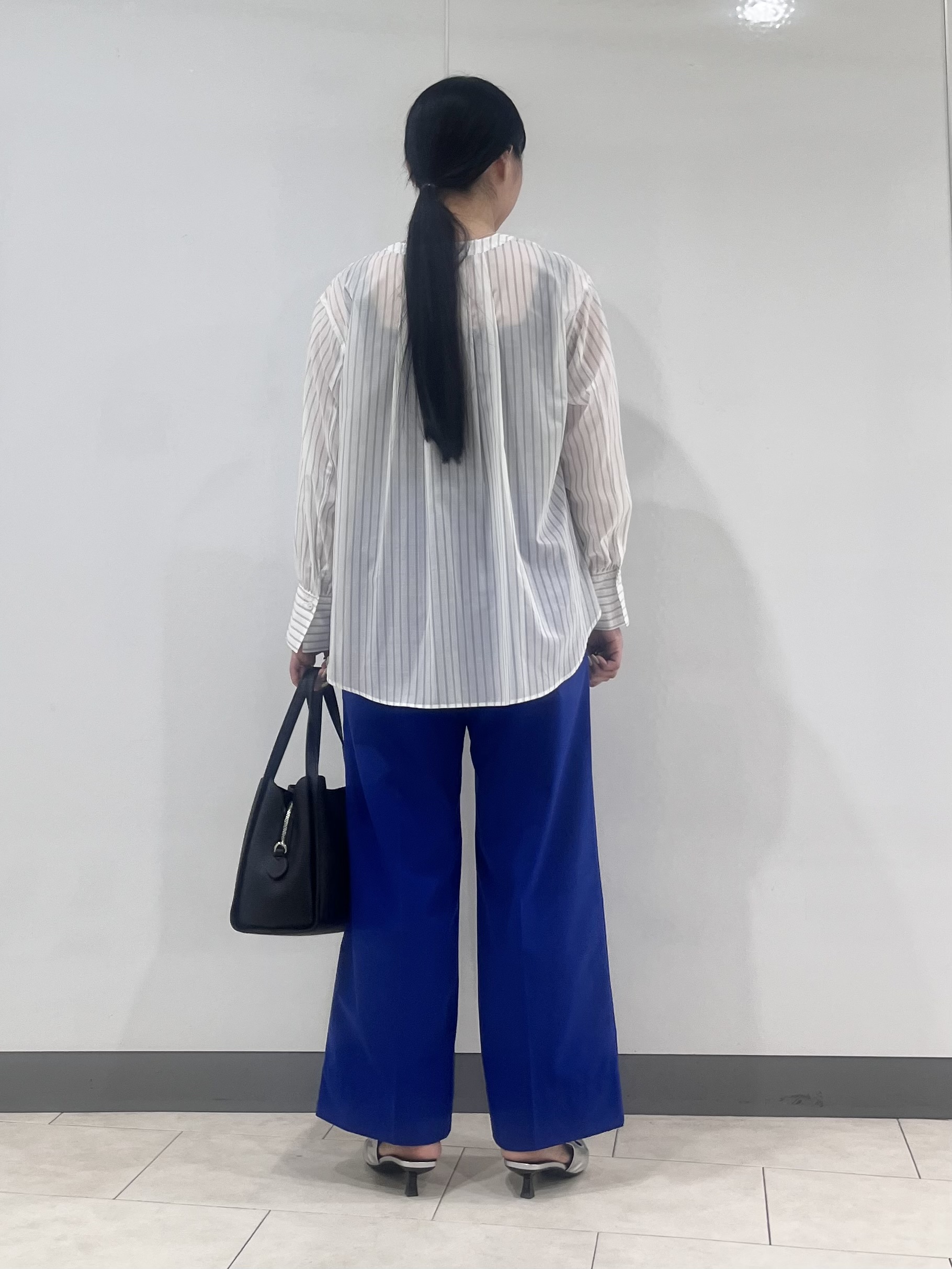 hasuさんの「INDIVI｜【洗える／軽やか】無地＆ストライプ柄 切替タックブラウス」を使ったコーディネート