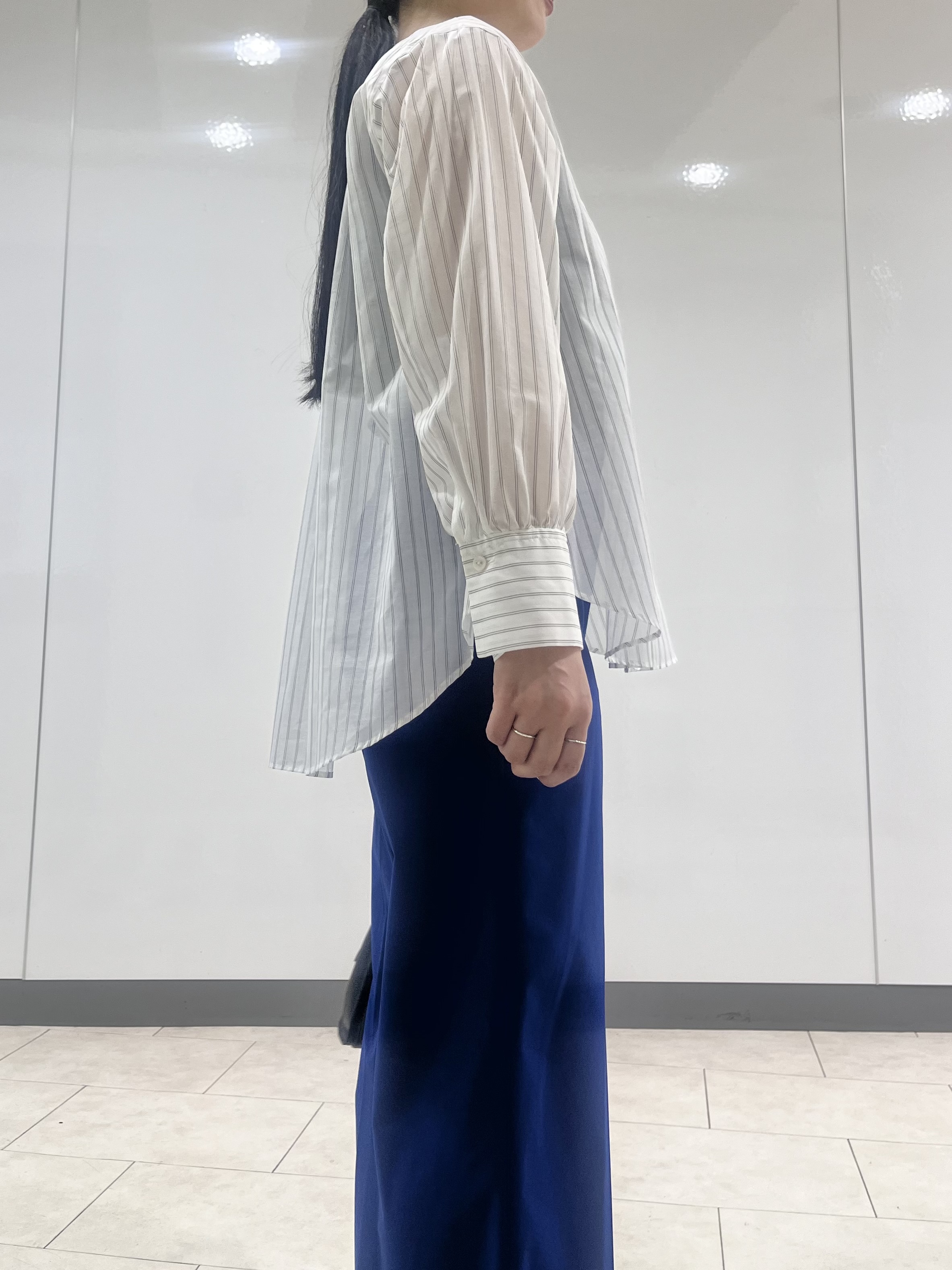hasuさんの「INDIVI｜【洗える／軽やか】無地＆ストライプ柄 切替タックブラウス」を使ったコーディネート