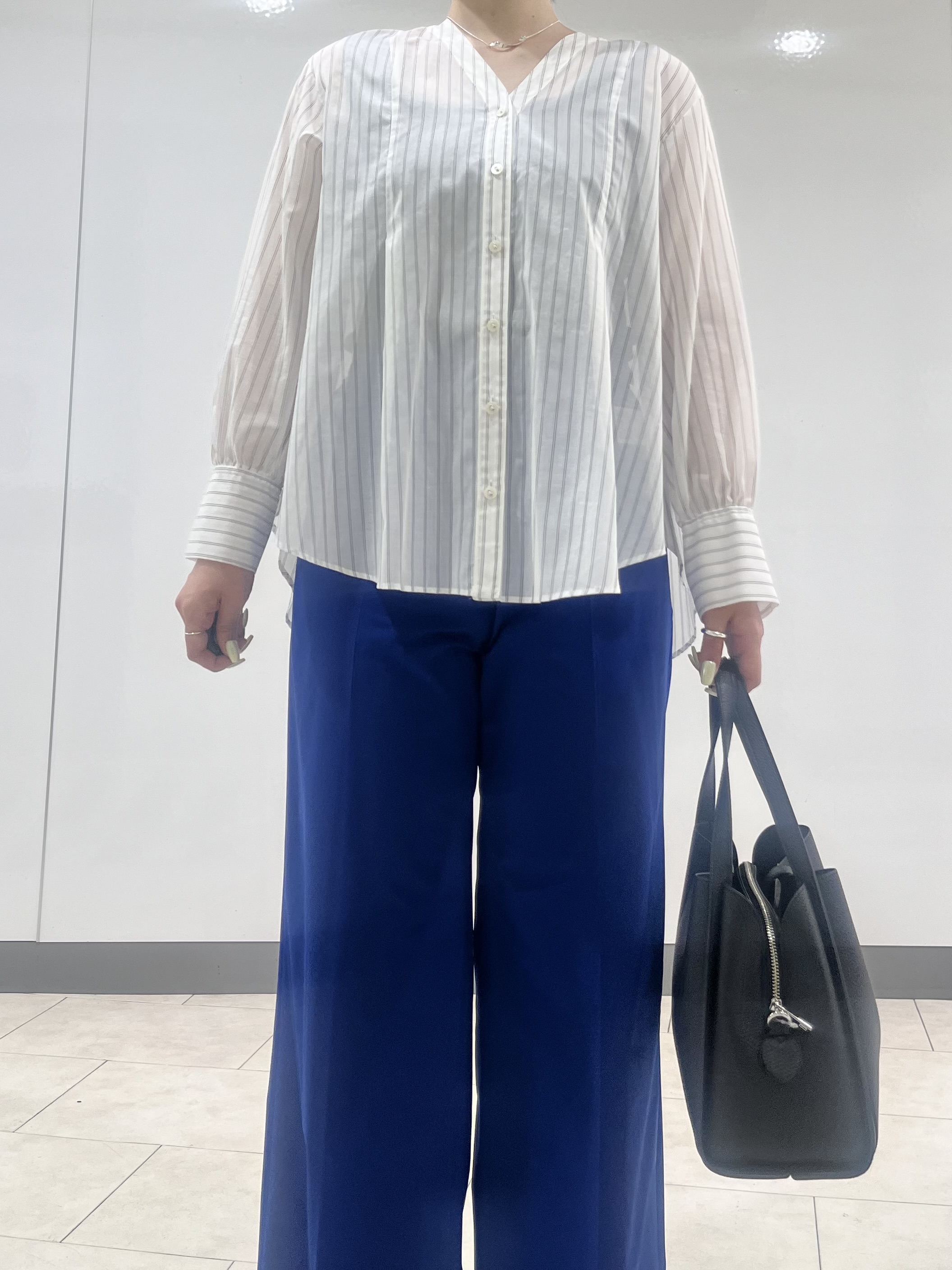 hasuさんの「INDIVI｜【洗える／軽やか】無地＆ストライプ柄 切替タックブラウス」を使ったコーディネート