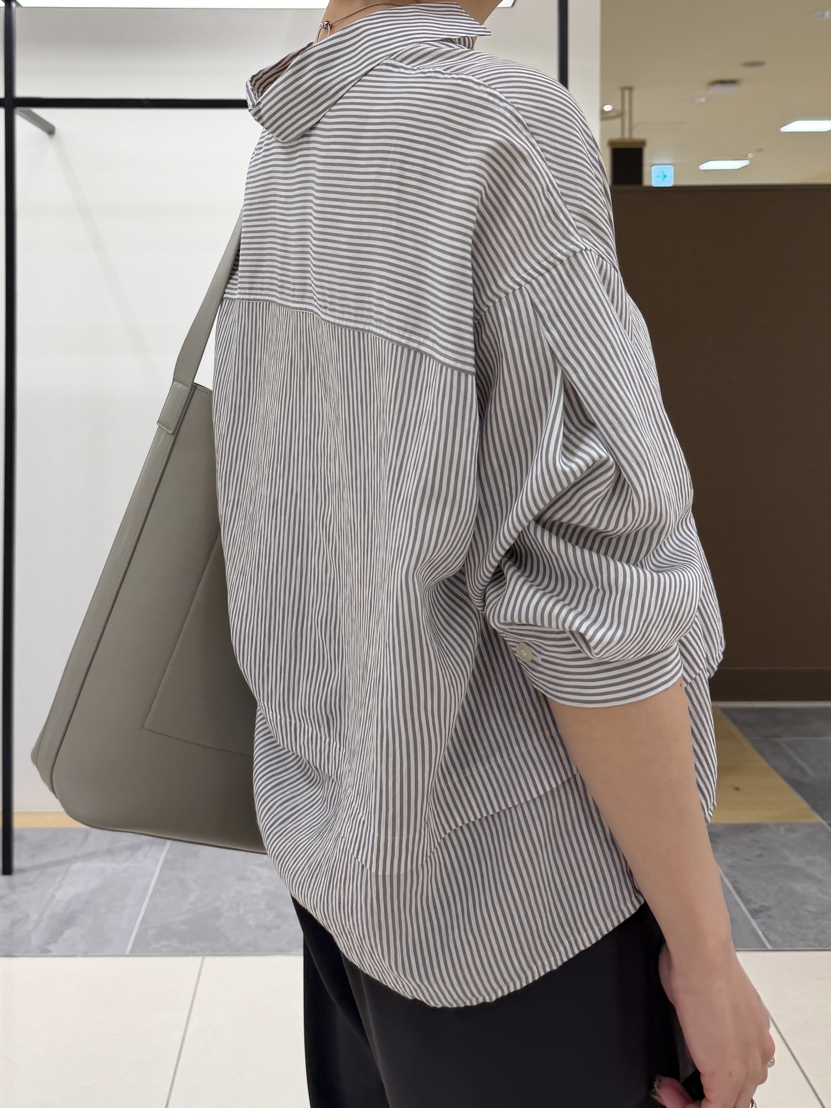shihoさんの「INDIVI｜【接触冷感／洗える／2WAY】ドロスト付 シアーシャンブレーシャツ」を使ったコーディネート