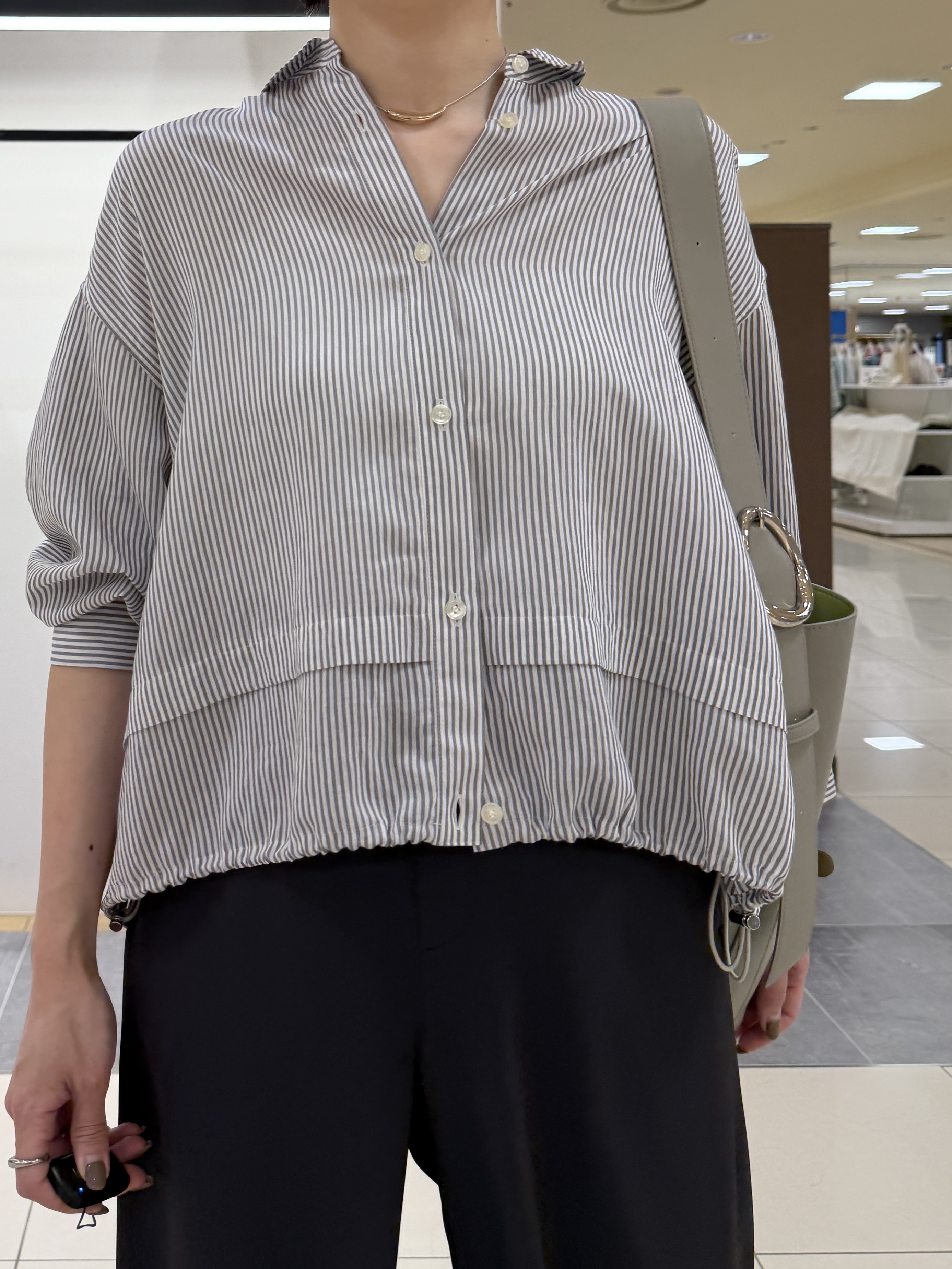shihoさんの「INDIVI｜【接触冷感／洗える／2WAY】ドロスト付 シアーシャンブレーシャツ」を使ったコーディネート
