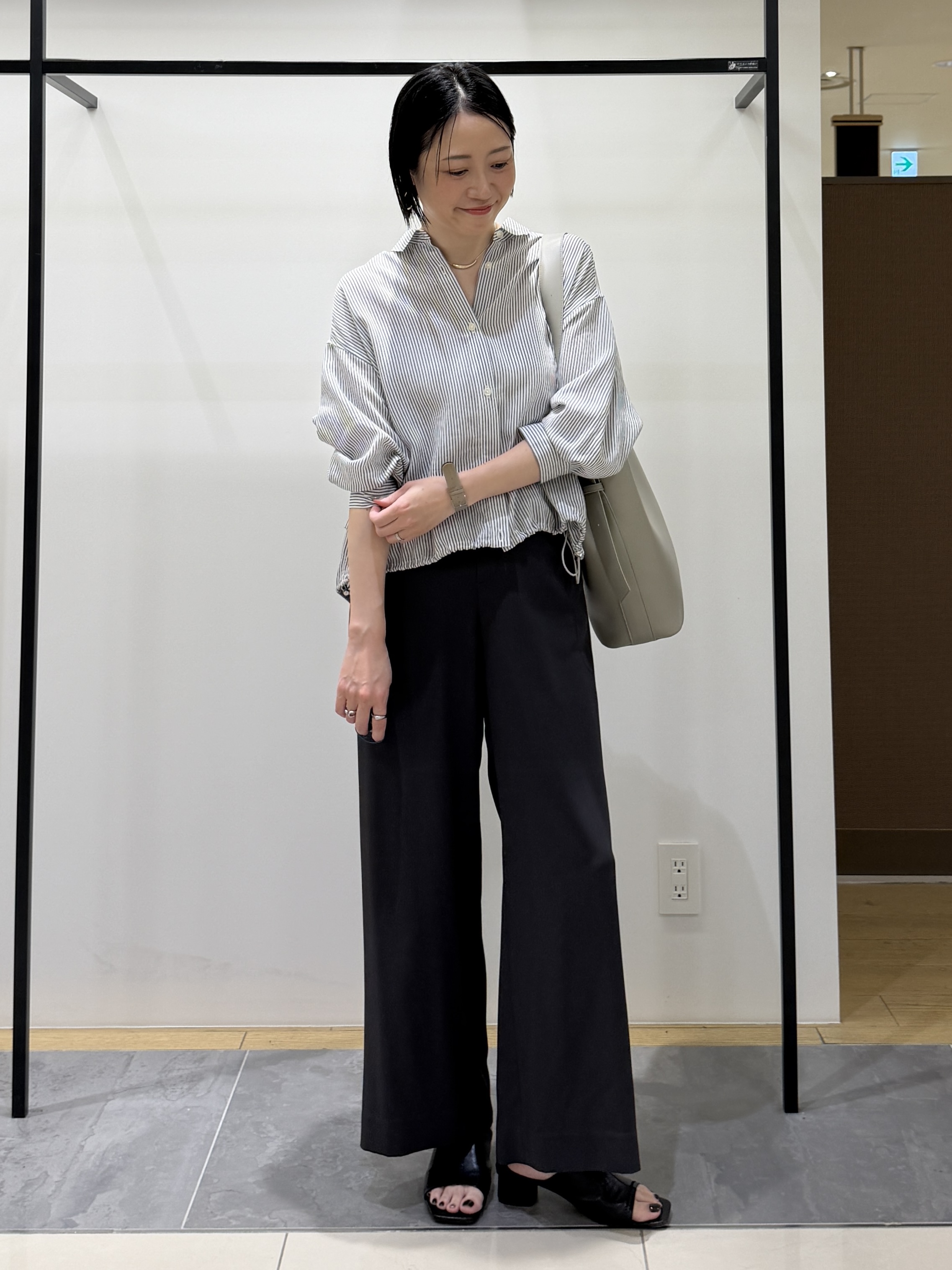 shihoさんの「INDIVI｜【接触冷感／洗える／2WAY】ドロスト付 シアーシャンブレーシャツ」を使ったコーディネート