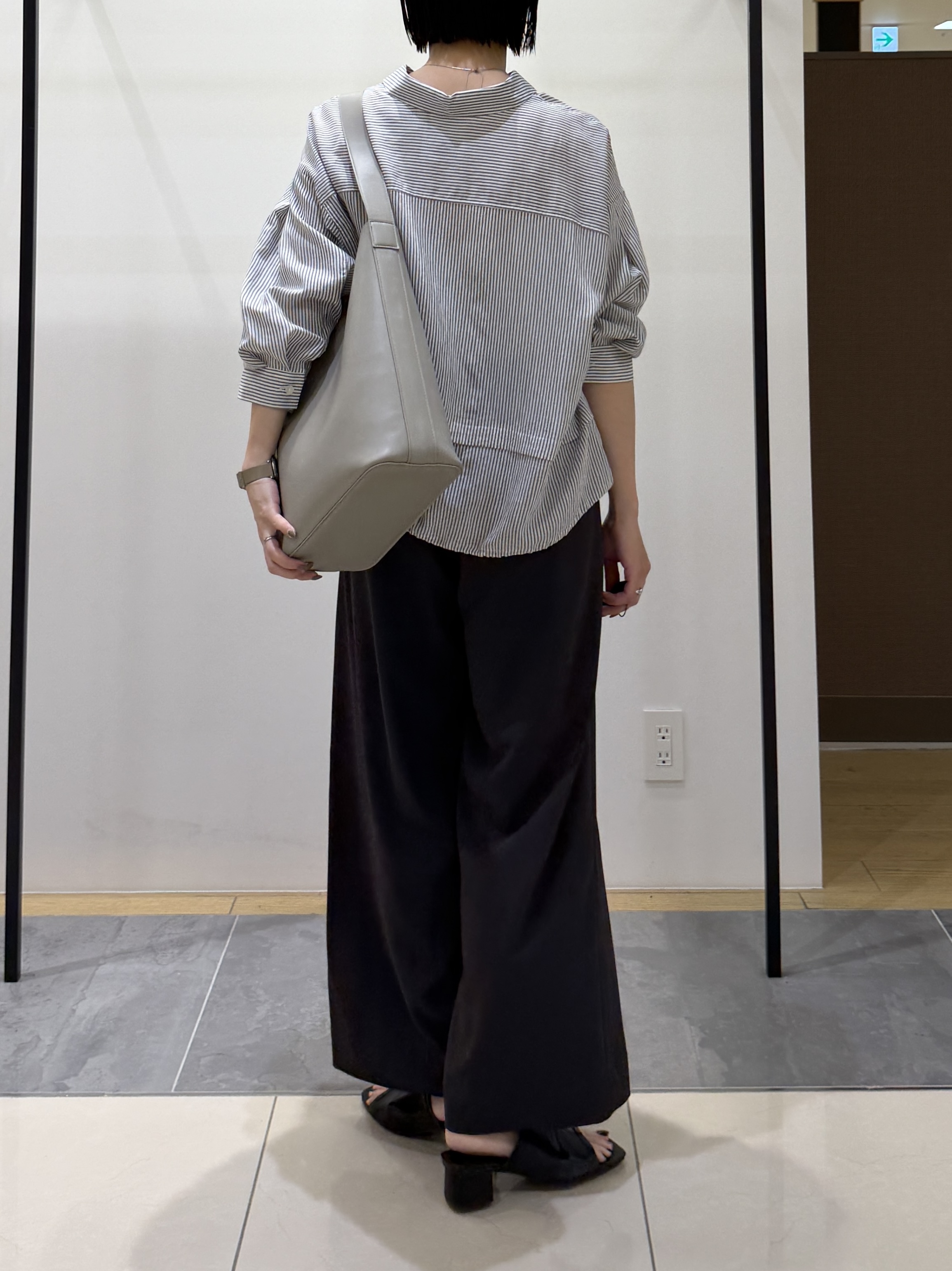 shihoさんの「INDIVI｜【接触冷感／洗える／2WAY】ドロスト付 シアーシャンブレーシャツ」を使ったコーディネート