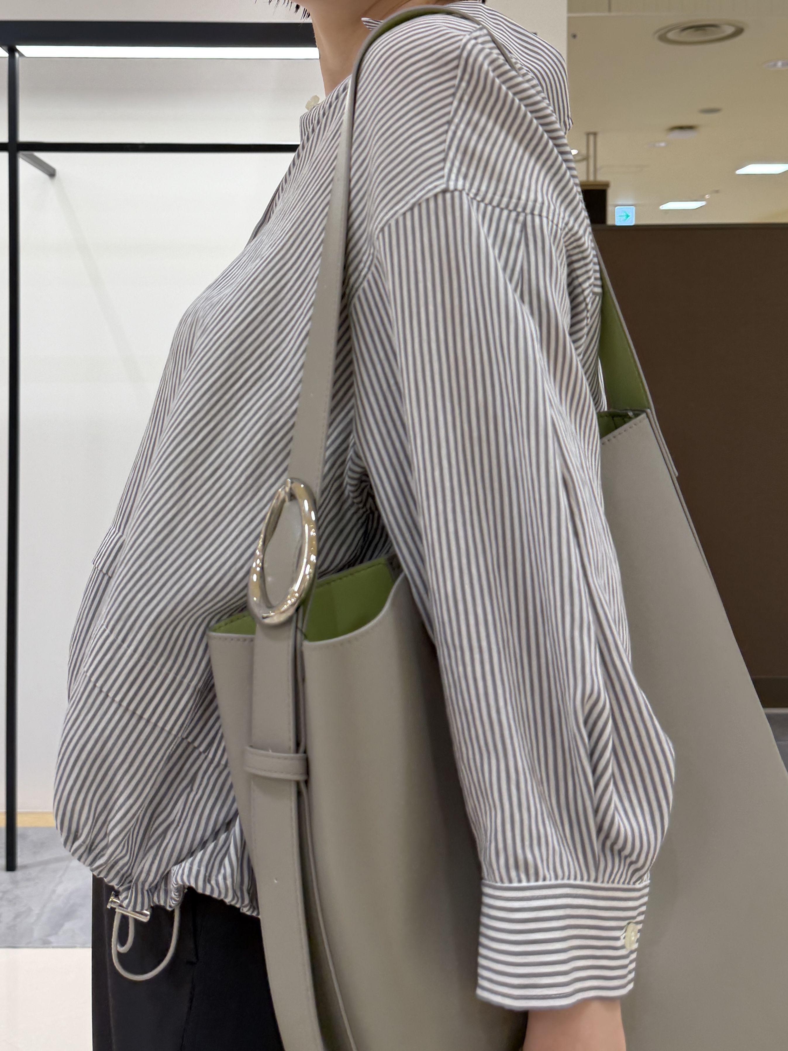 shihoさんの「INDIVI｜【接触冷感／洗える／2WAY】ドロスト付 シアーシャンブレーシャツ」を使ったコーディネート