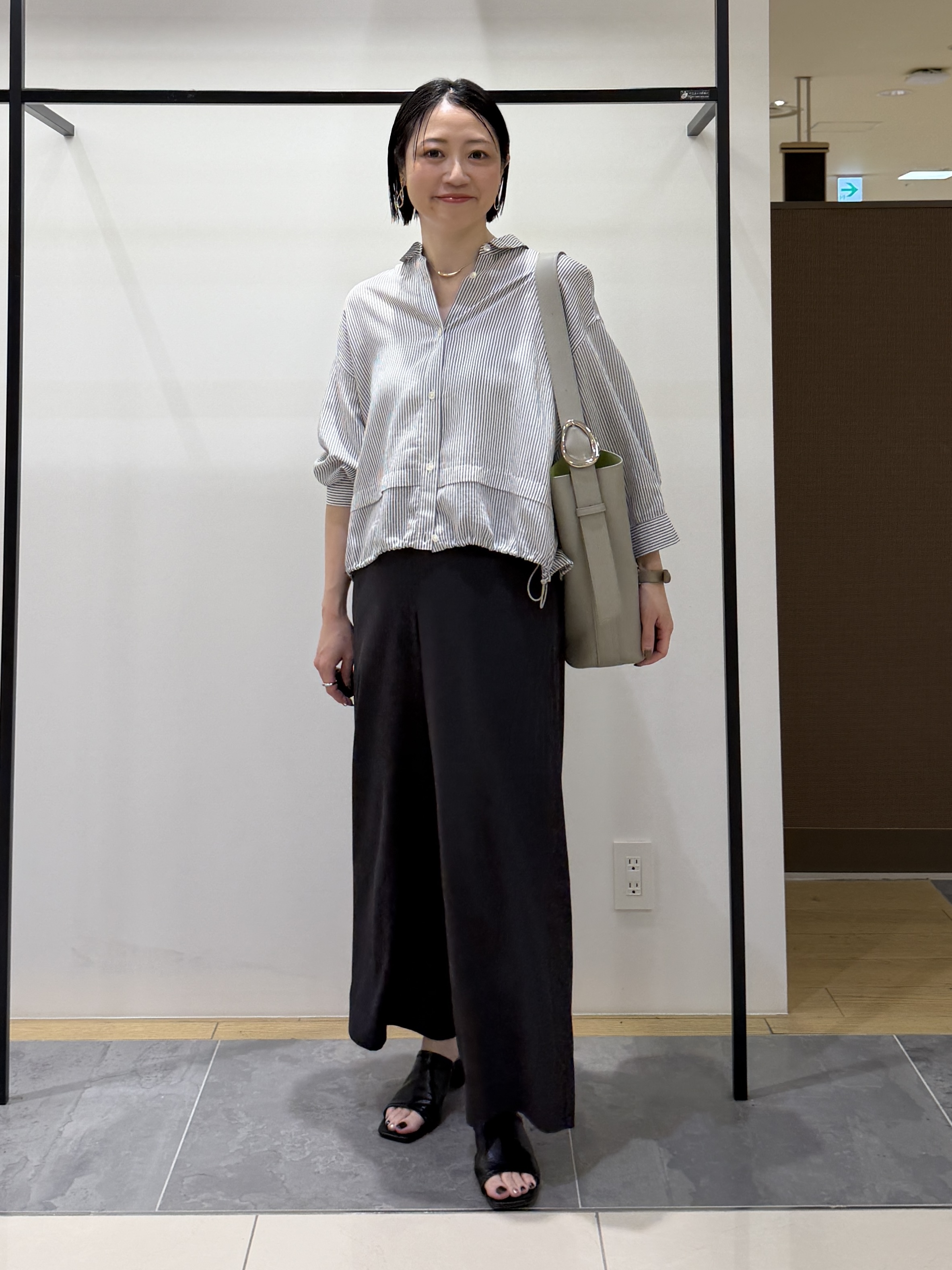 shihoさんの「INDIVI｜【接触冷感／洗える／2WAY】ドロスト付 シアーシャンブレーシャツ」を使ったコーディネート