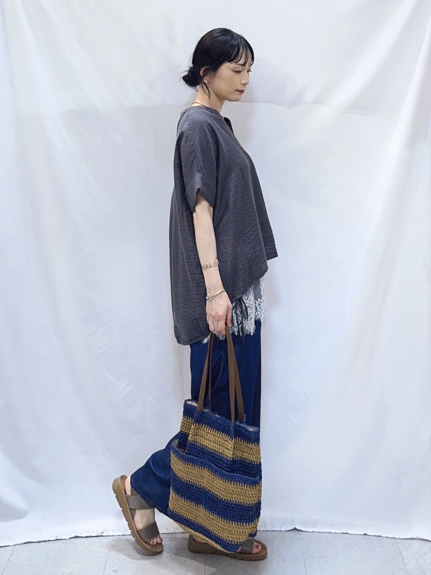 𝐇𝐢𝐫𝐨𝐦𝐢さんの「SHOO･LA･RUE｜【高レビュー/体型カバー】インせず着られる スキッパー裾リボンブラウス」を使ったコーディネート