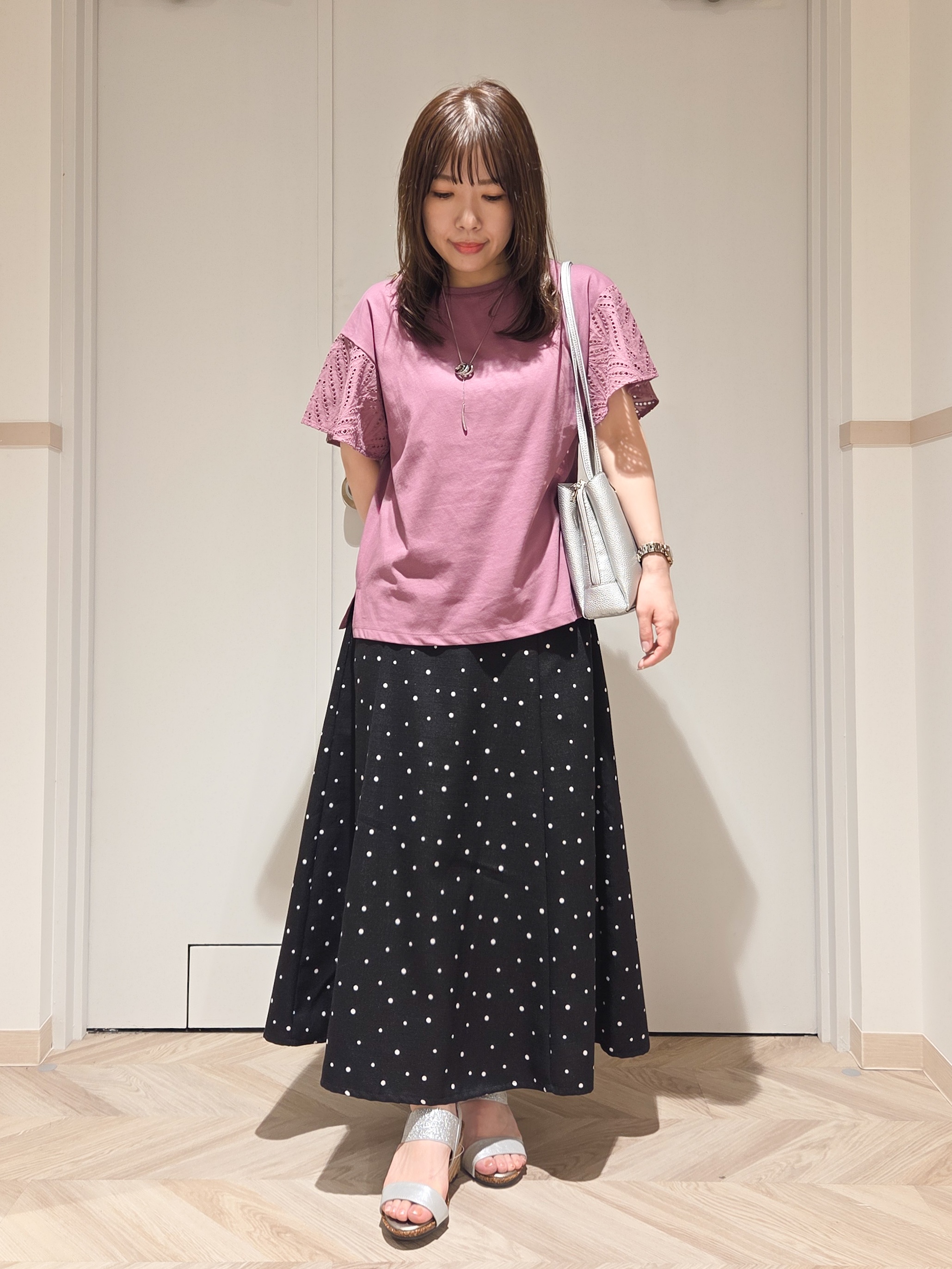 TSUCHIYAさんの「SHOO･LA･RUE｜【S-LL/洗濯機可/体型カバー】汗じみが気になりにくい お袖レースフレアTシャツ」を使ったコーディネート