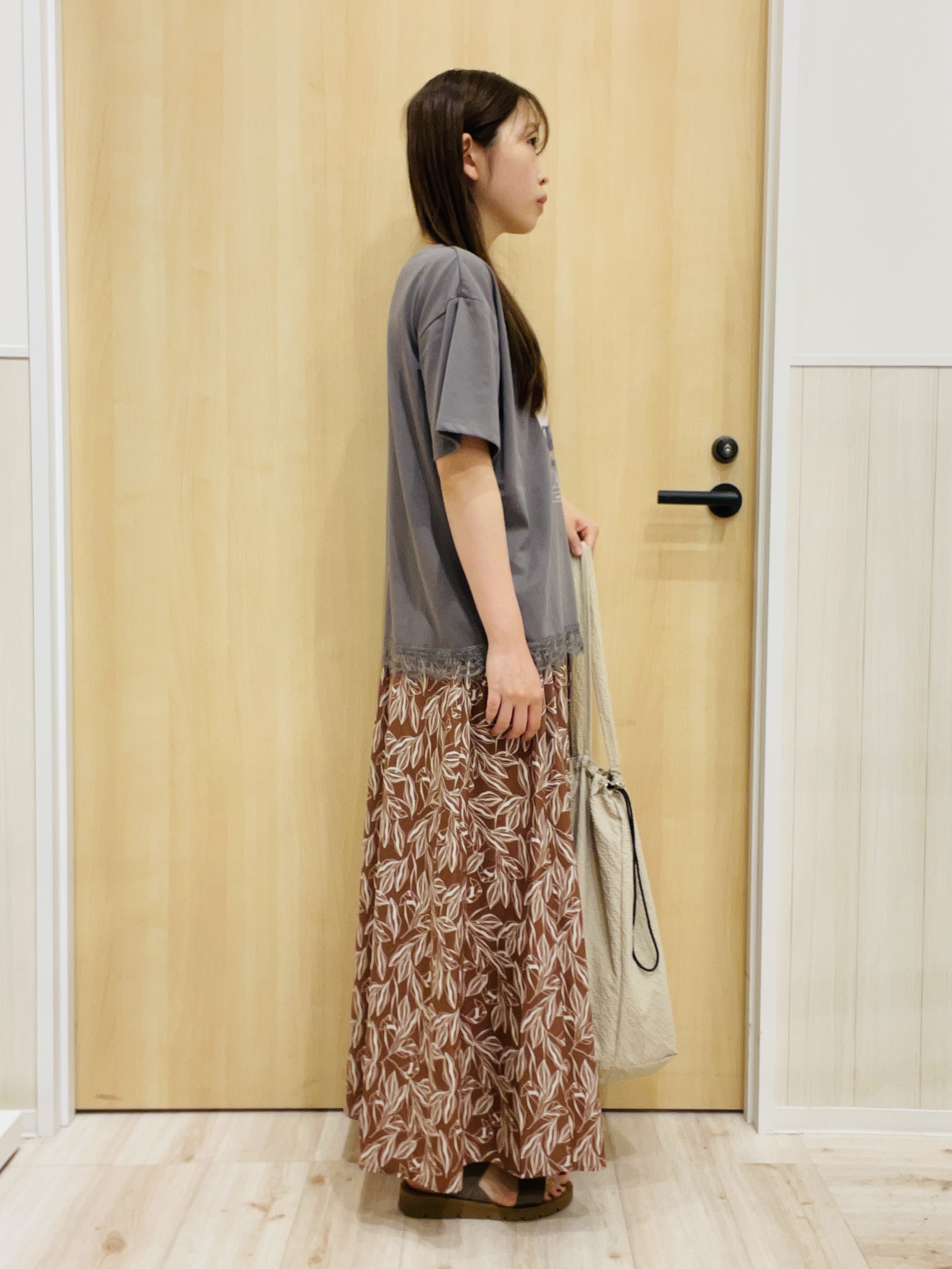 minamiさんの「SHOO･LA･RUE｜【UV/S-LL/洗濯機可】真夏に着たい裾レースが女性らしさをプラスする プリントアソートTシャツ」を使ったコーディネート