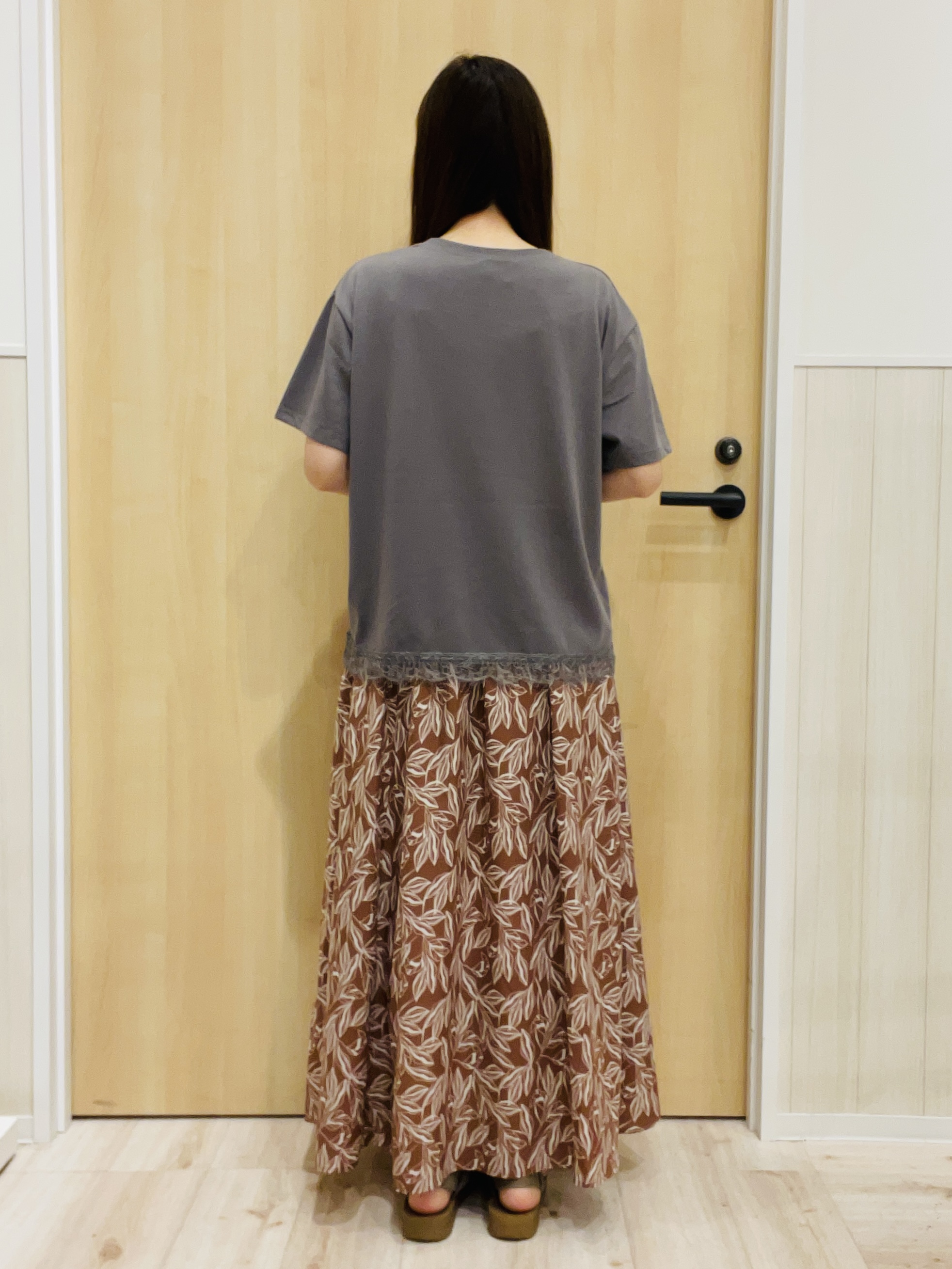 minamiさんの「SHOO･LA･RUE｜【UV/S-LL/洗濯機可】真夏に着たい裾レースが女性らしさをプラスする プリントアソートTシャツ」を使ったコーディネート