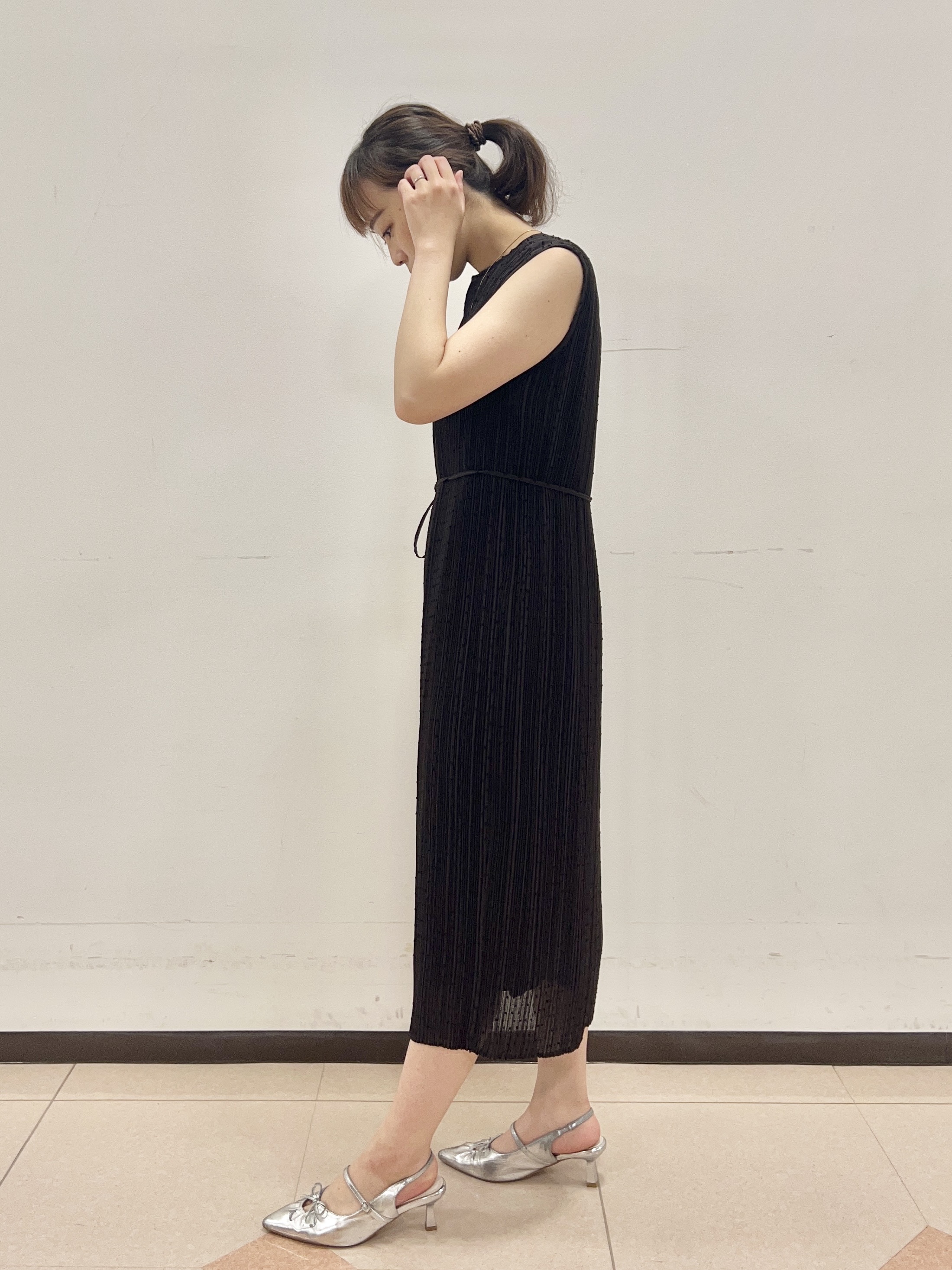 りおさんの「UNTITLED｜【華やか/シアー感】ドットジャガードワンピース」を使ったコーディネート