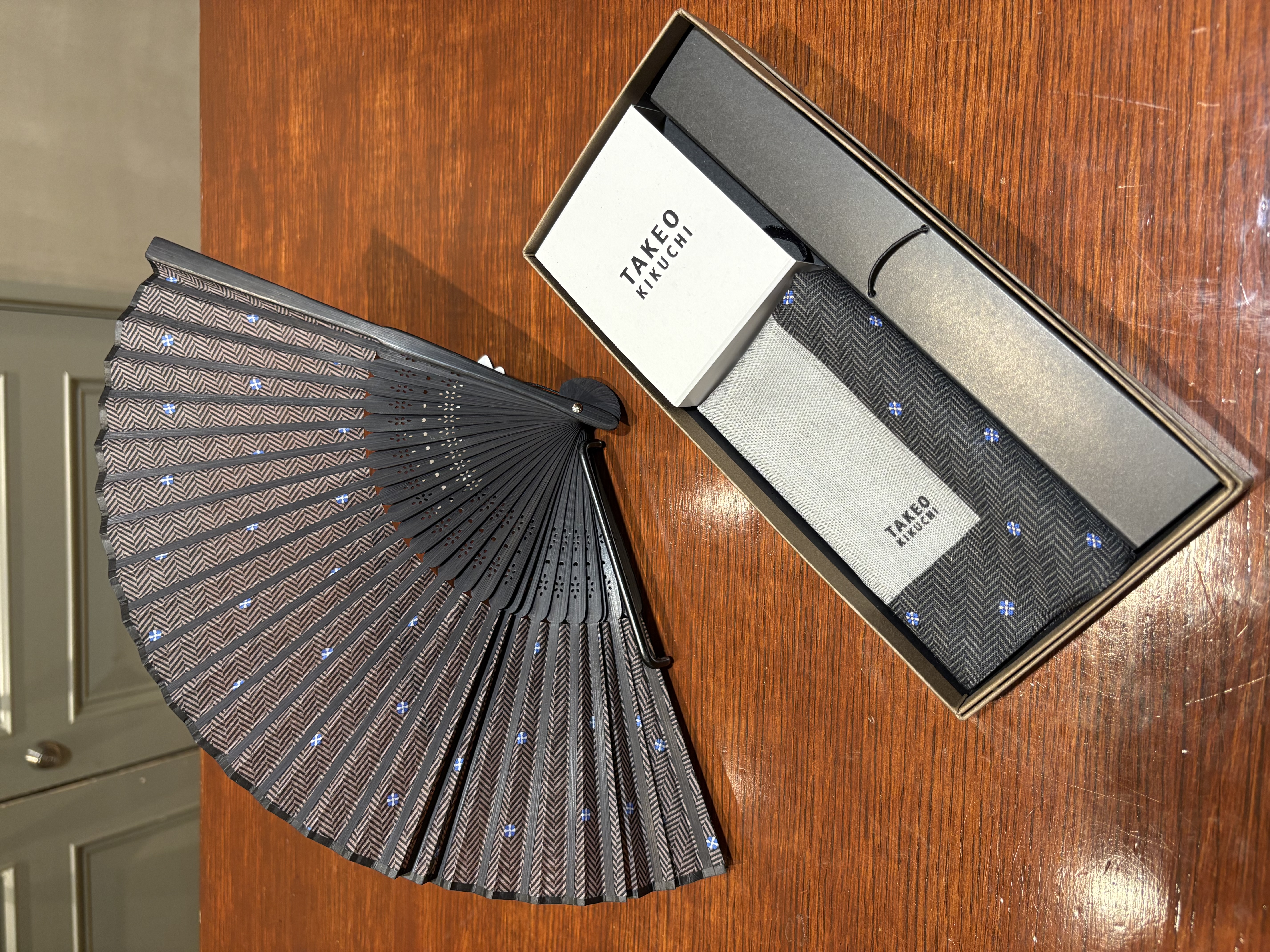 藤井 皇良さんの「TAKEO KIKUCHI｜【BOXセット】ハンカチ＆扇子セット」を使ったコーディネート