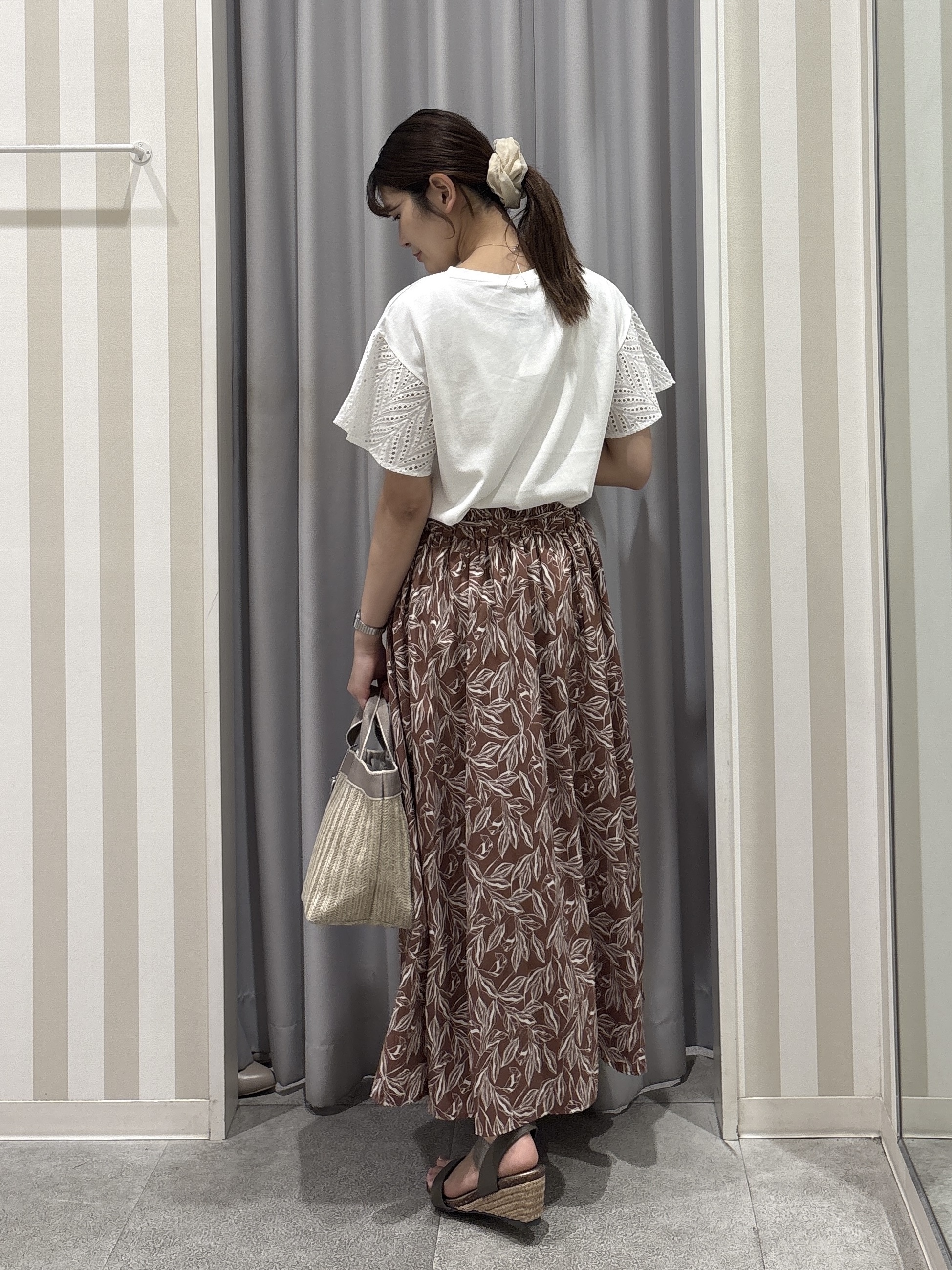 Rikaさんの「SHOO･LA･RUE｜【S-LL/洗濯機可/体型カバー】汗じみが気になりにくい お袖レースフレアTシャツ」を使ったコーディネート