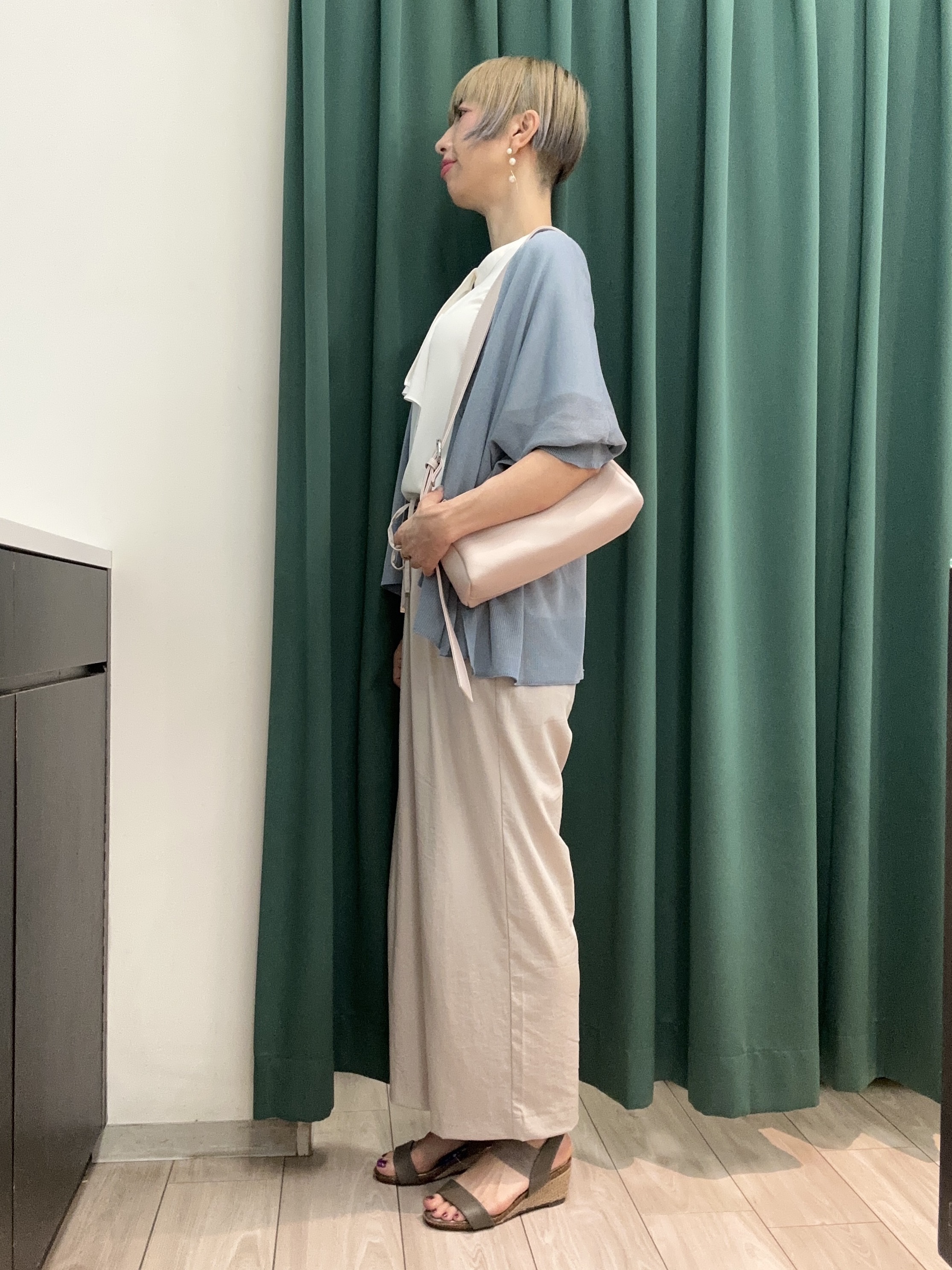 えまんさんの「SHOO･LA･RUE｜【洗濯機可/体型カバー】上品ラメがきらめく シアーポンチョ風カーディガン」を使ったコーディネート