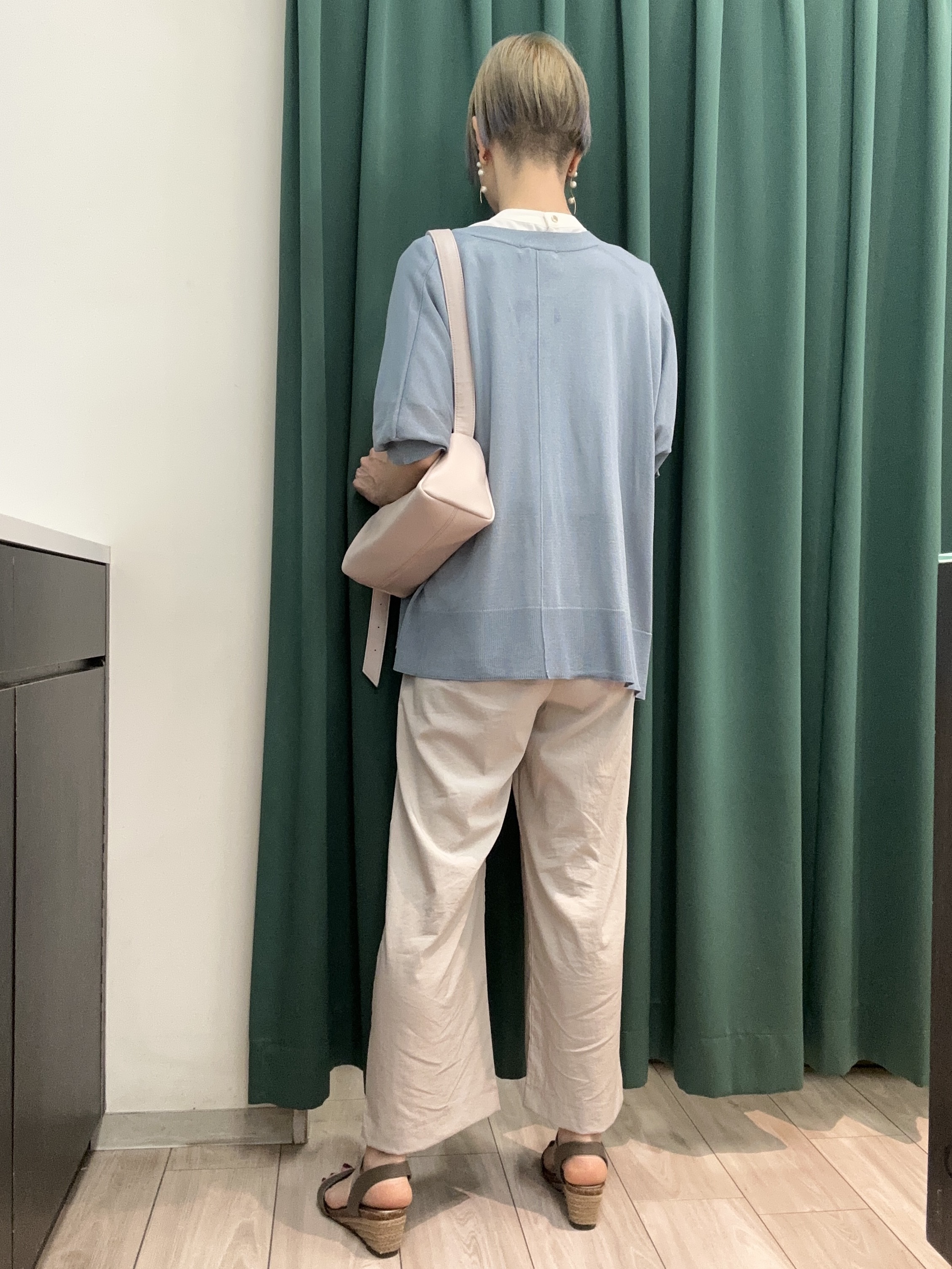 えまんさんの「SHOO･LA･RUE｜【洗濯機可/体型カバー】上品ラメがきらめく シアーポンチョ風カーディガン」を使ったコーディネート