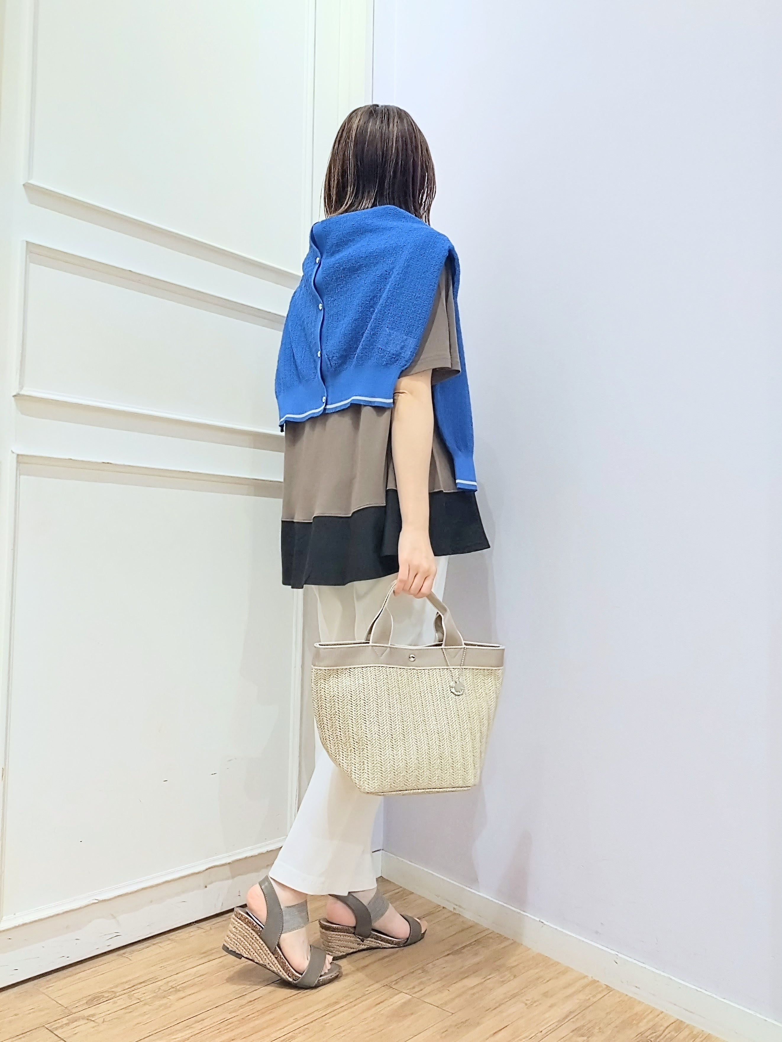 miomioさんの「SHOO･LA･RUE｜【UV/抗菌防臭/洗濯機可】体型カバーも叶う 裾切り替えAライントップス」を使ったコーディネート