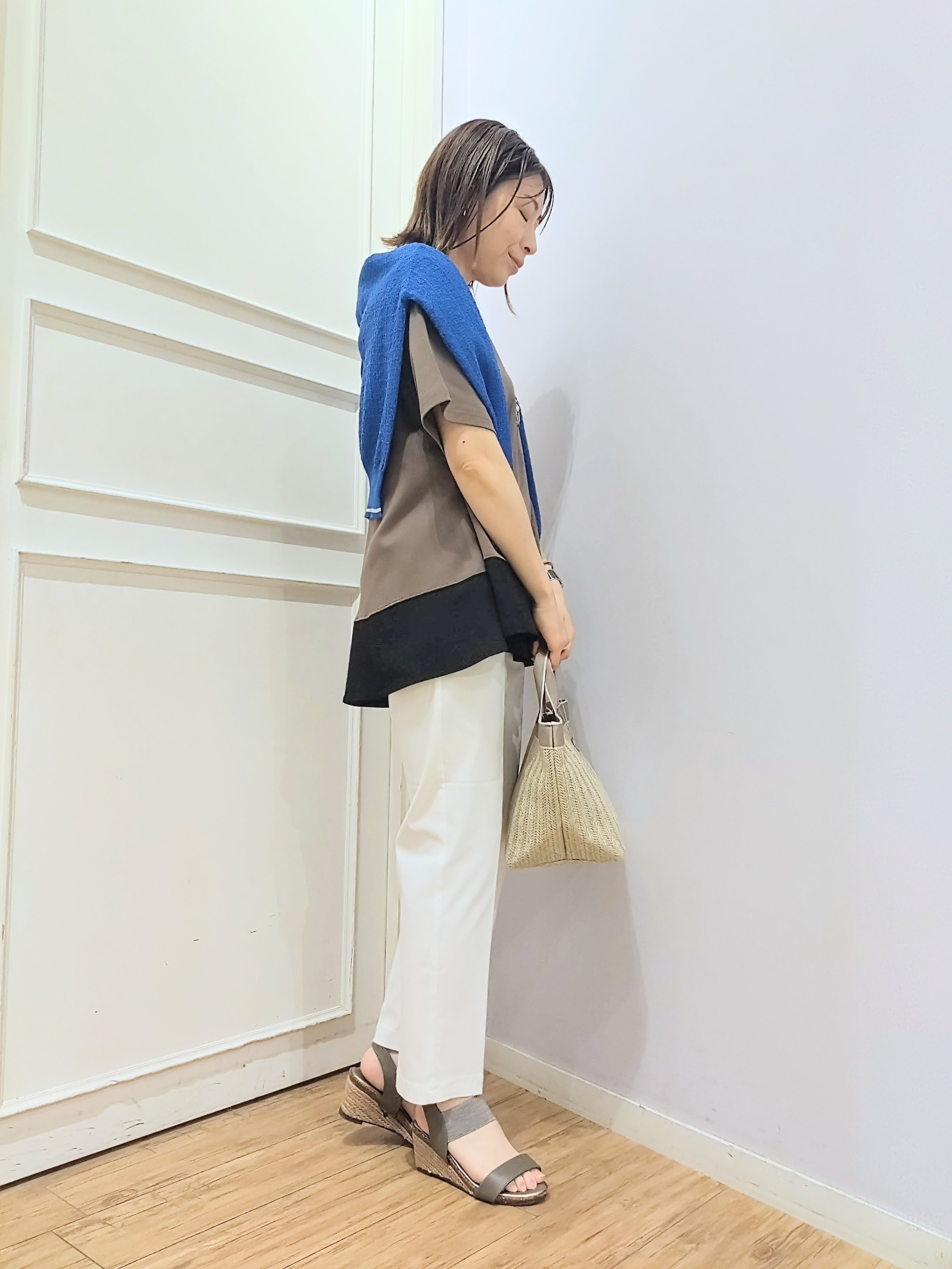miomioさんの「SHOO･LA･RUE｜【UV/抗菌防臭/洗濯機可】体型カバーも叶う 裾切り替えAライントップス」を使ったコーディネート