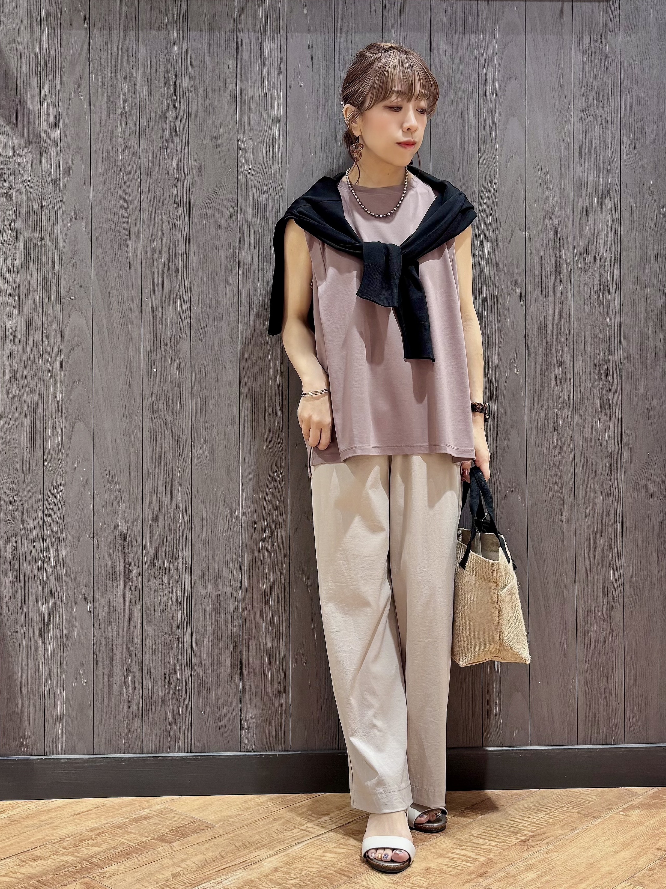 meiさんの「SHOO･LA･RUE｜【UVカット/接触冷感】上品に涼し気 とろみタックノースリーブトップス」を使ったコーディネート