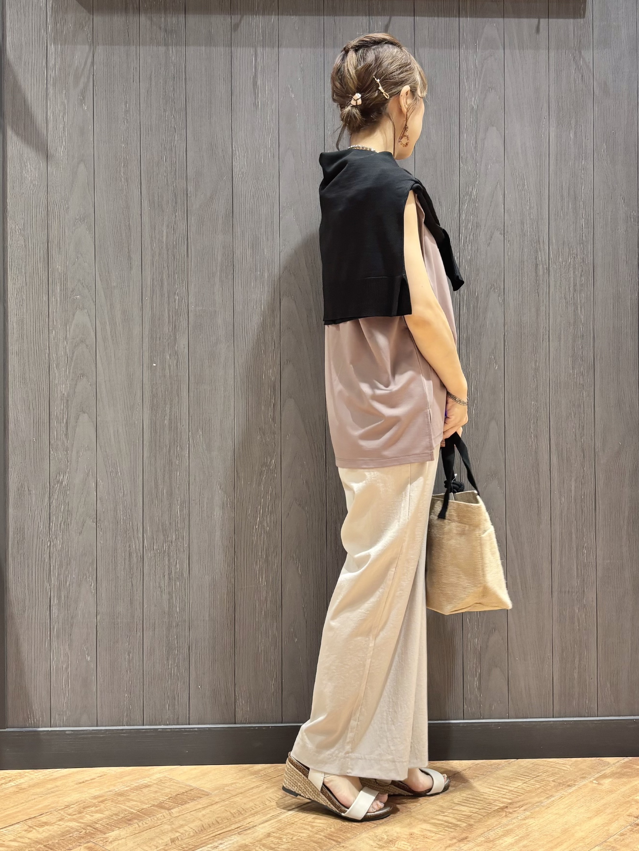 meiさんの「SHOO･LA･RUE｜【UVカット/接触冷感】上品に涼し気 とろみタックノースリーブトップス」を使ったコーディネート