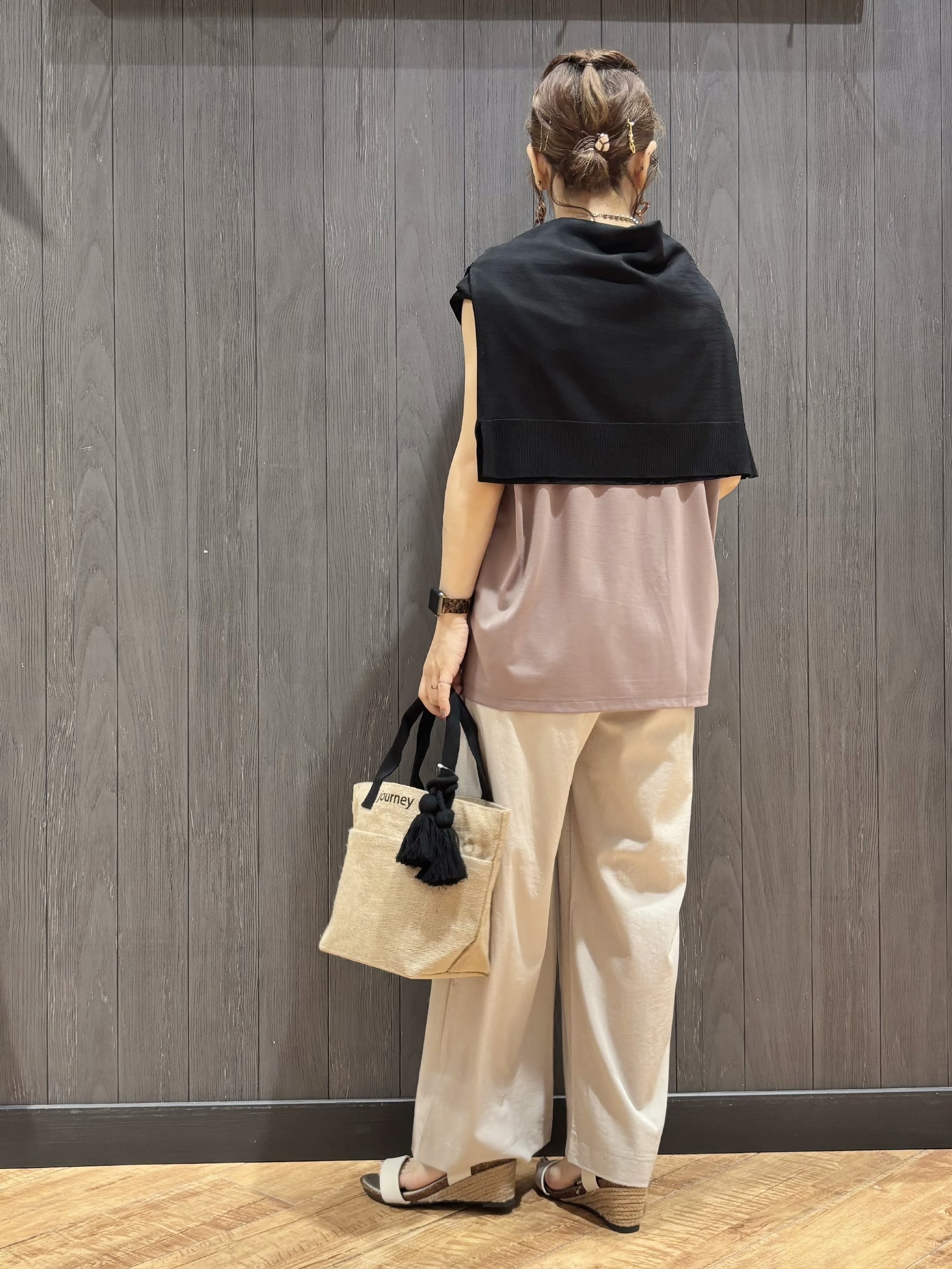 meiさんの「SHOO･LA･RUE｜【UVカット/接触冷感】上品に涼し気 とろみタックノースリーブトップス」を使ったコーディネート