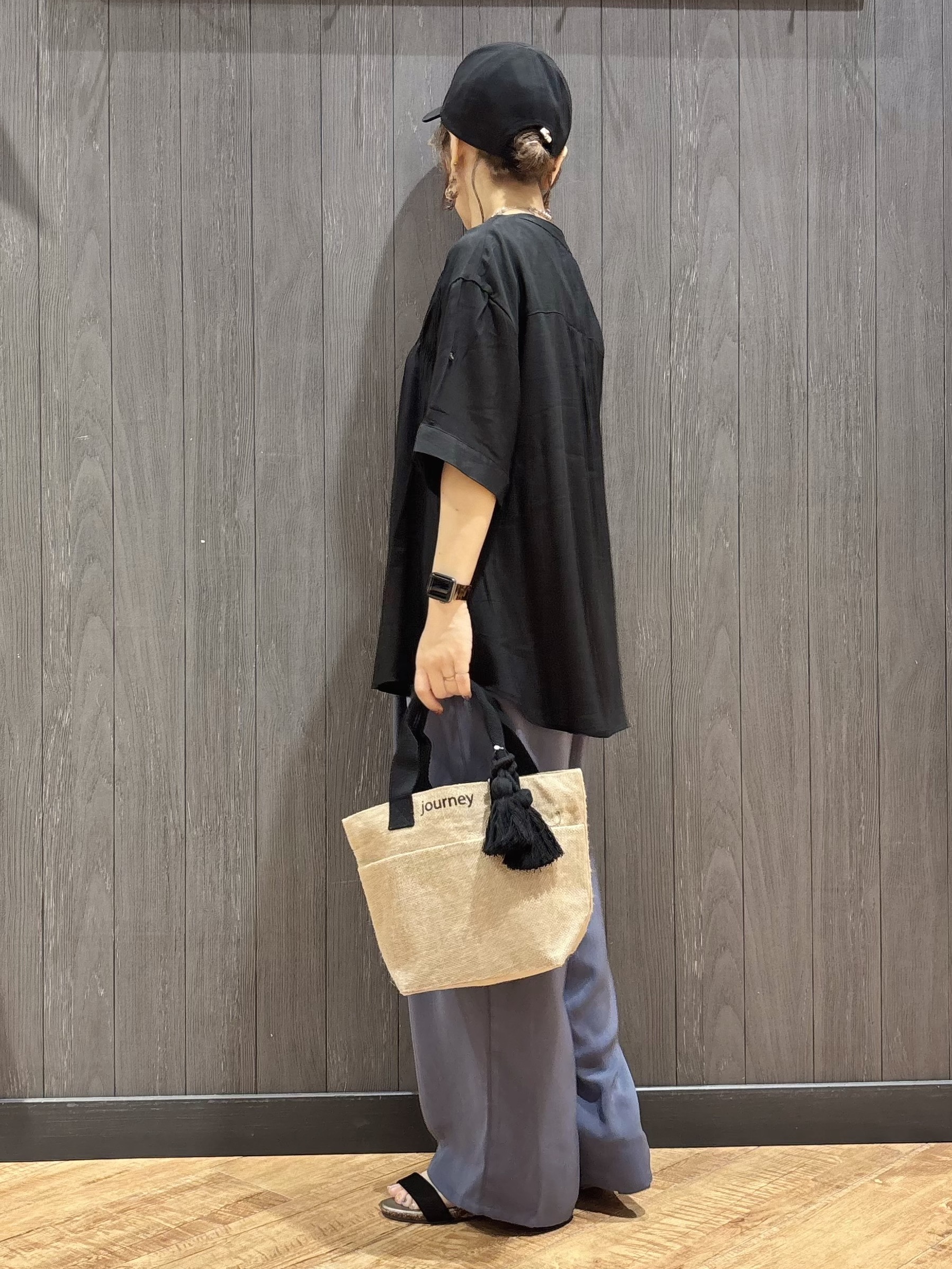 meiさんの「SHOO･LA･RUE｜【UV/洗濯機可】お袖の長さが調整出来る シャーリングスキッパーブラウス」を使ったコーディネート