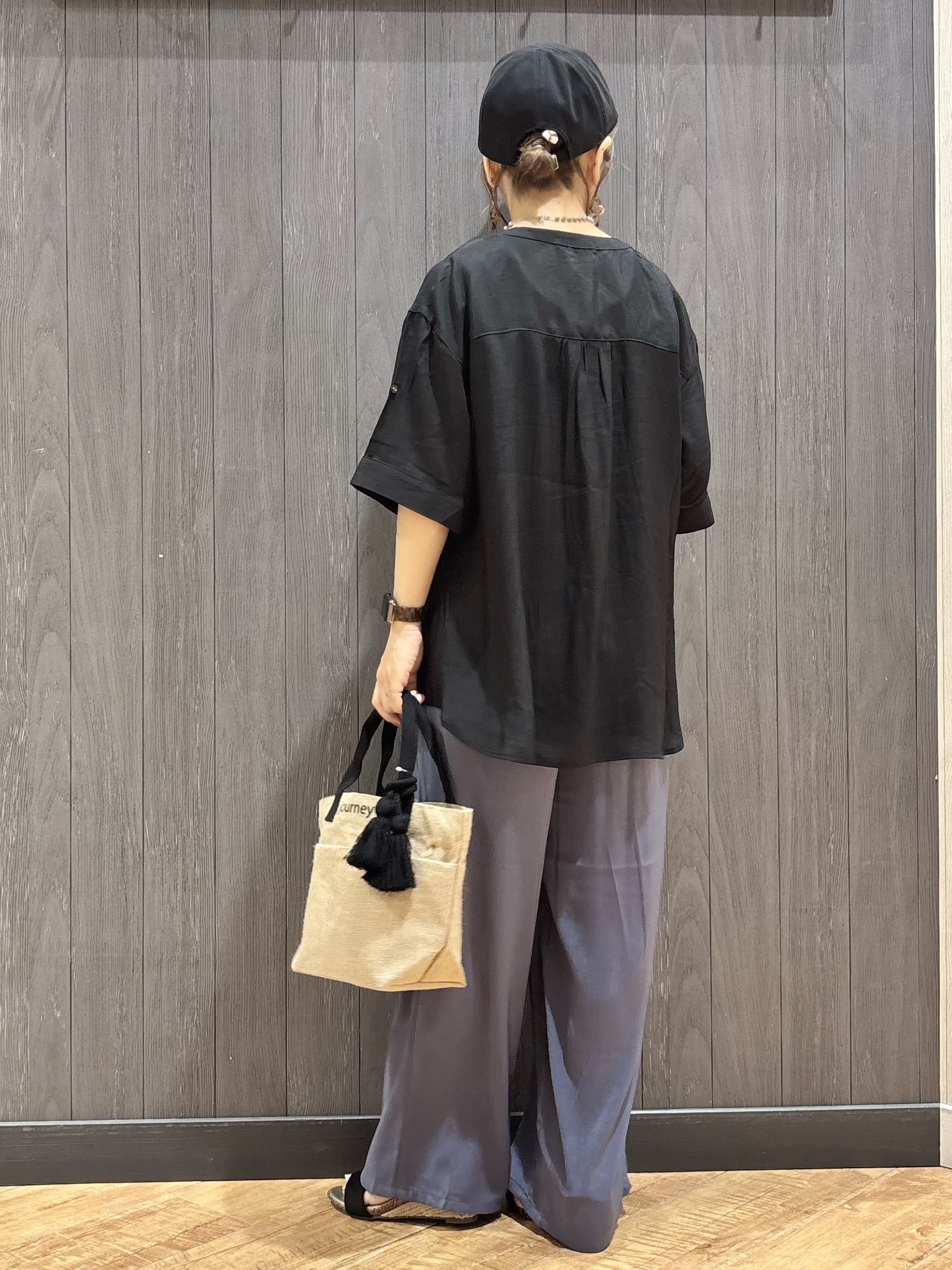meiさんの「SHOO･LA･RUE｜【UV/洗濯機可】お袖の長さが調整出来る シャーリングスキッパーブラウス」を使ったコーディネート