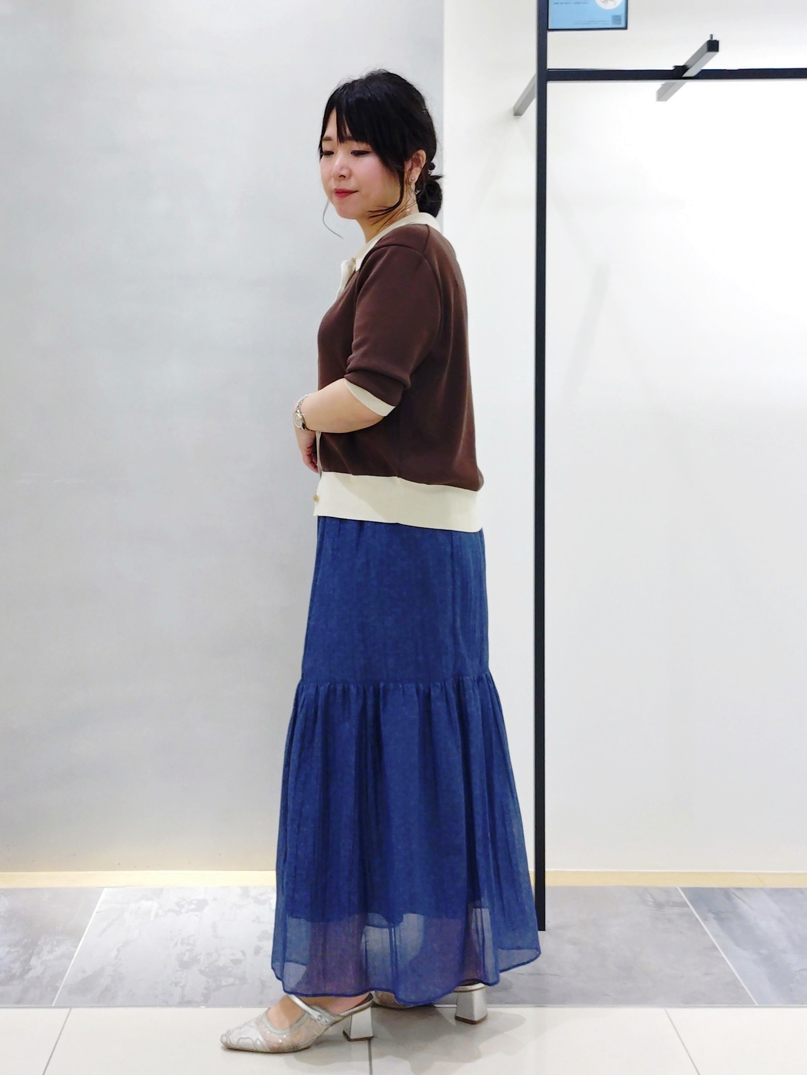 TOMOMIさんの「INDIVI｜【バイカラー】衿付きシャツ風ニット」を使ったコーディネート