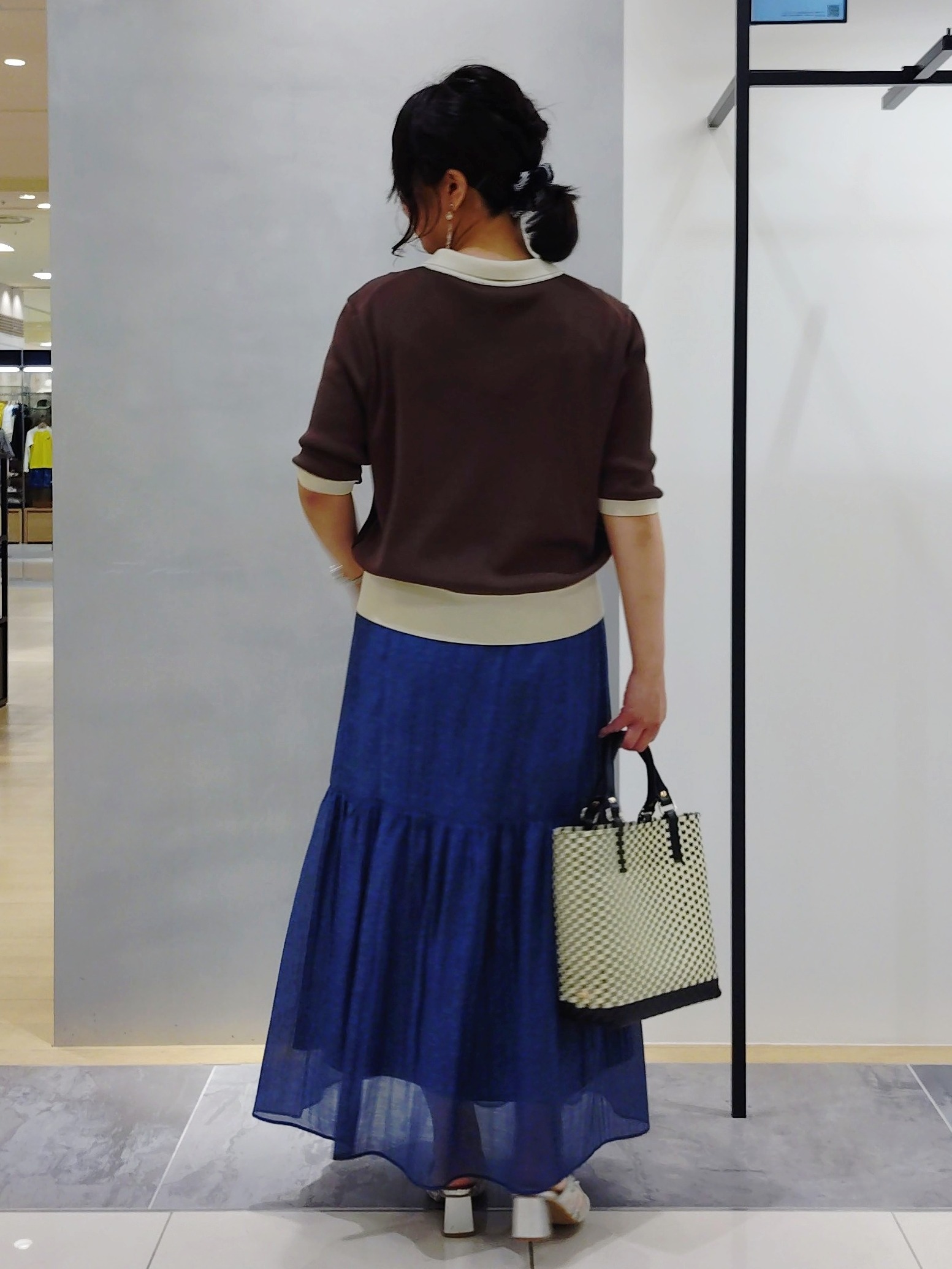 TOMOMIさんの「INDIVI｜【バイカラー】衿付きシャツ風ニット」を使ったコーディネート