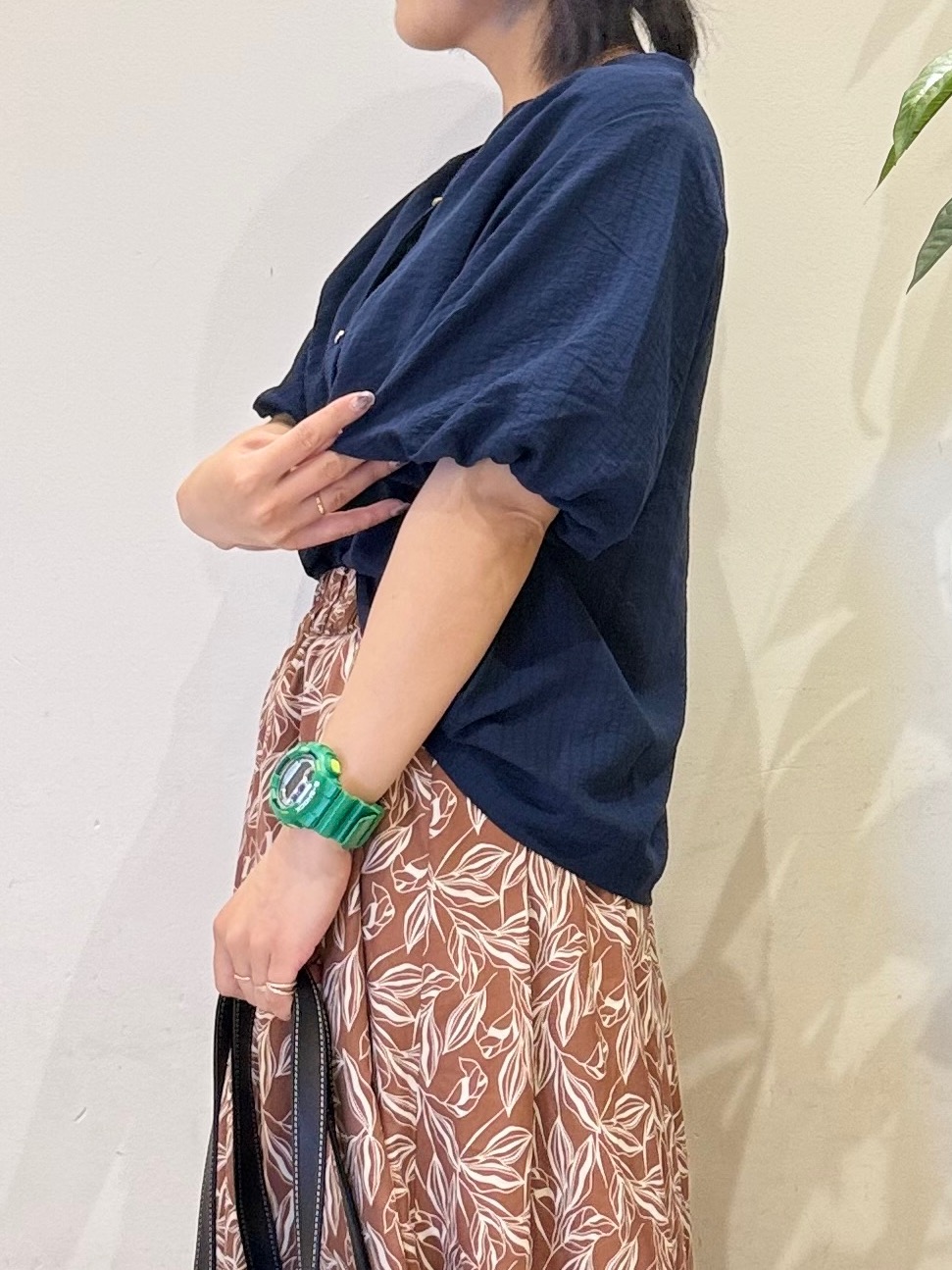 misakiさんの「SHOO･LA･RUE｜【洗濯機可】バルーンスリーブで二の腕カバー キーネック5分袖ブラウス」を使ったコーディネート