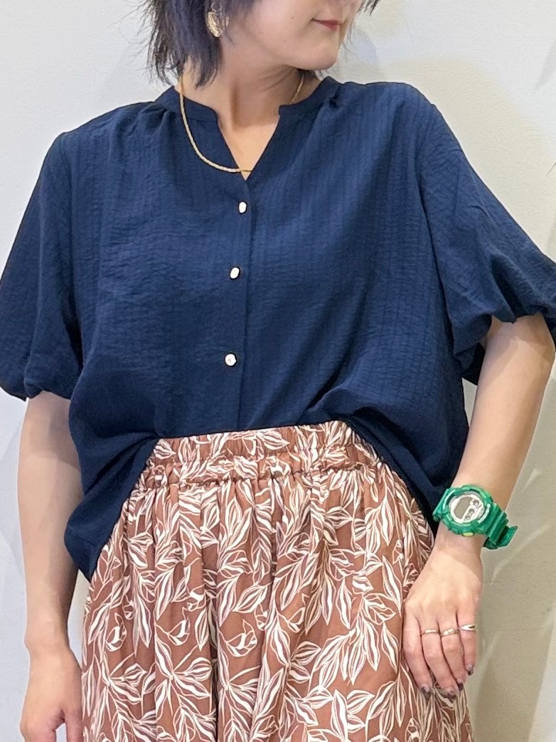misakiさんの「SHOO･LA･RUE｜【洗濯機可】バルーンスリーブで二の腕カバー キーネック5分袖ブラウス」を使ったコーディネート